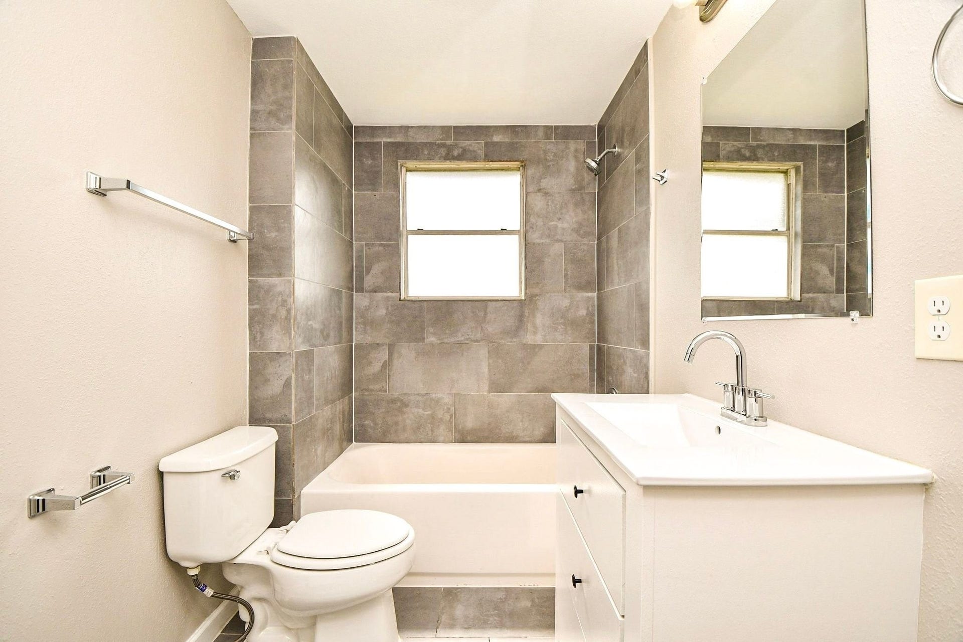 3642 Easy Street, Houston, TX 77026 Tub/shower combination.