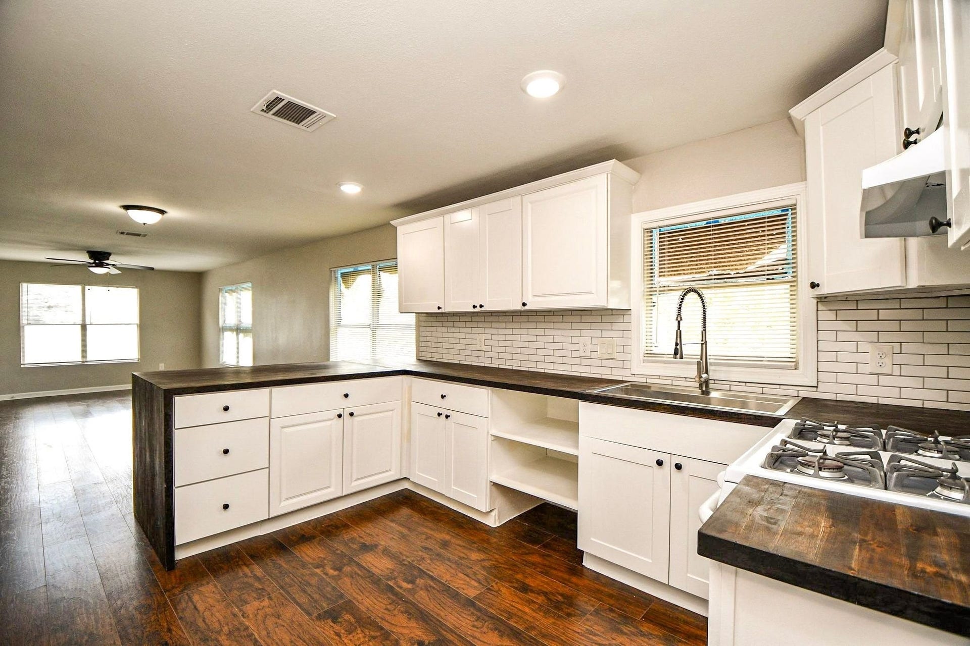 3642 Easy Street, Houston, TX 77026 Unleash your inner chef in this inviting kitchen, perfect for preparing your favorite meals!