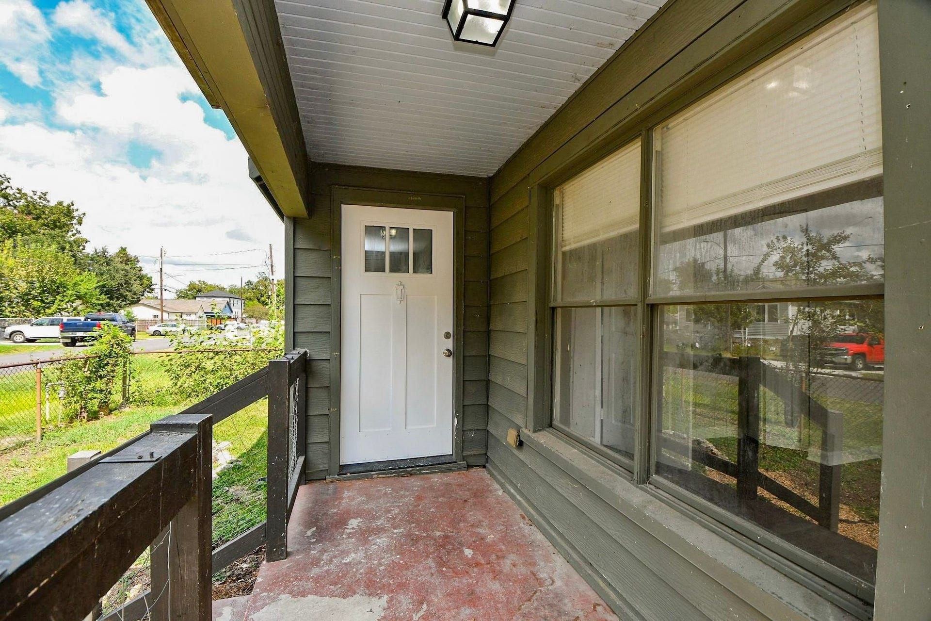 3642 Easy Street, Houston, TX 77026 Enjoy a welcoming covered front porch, perfect for sipping your morning coffee or relaxing outdoors.