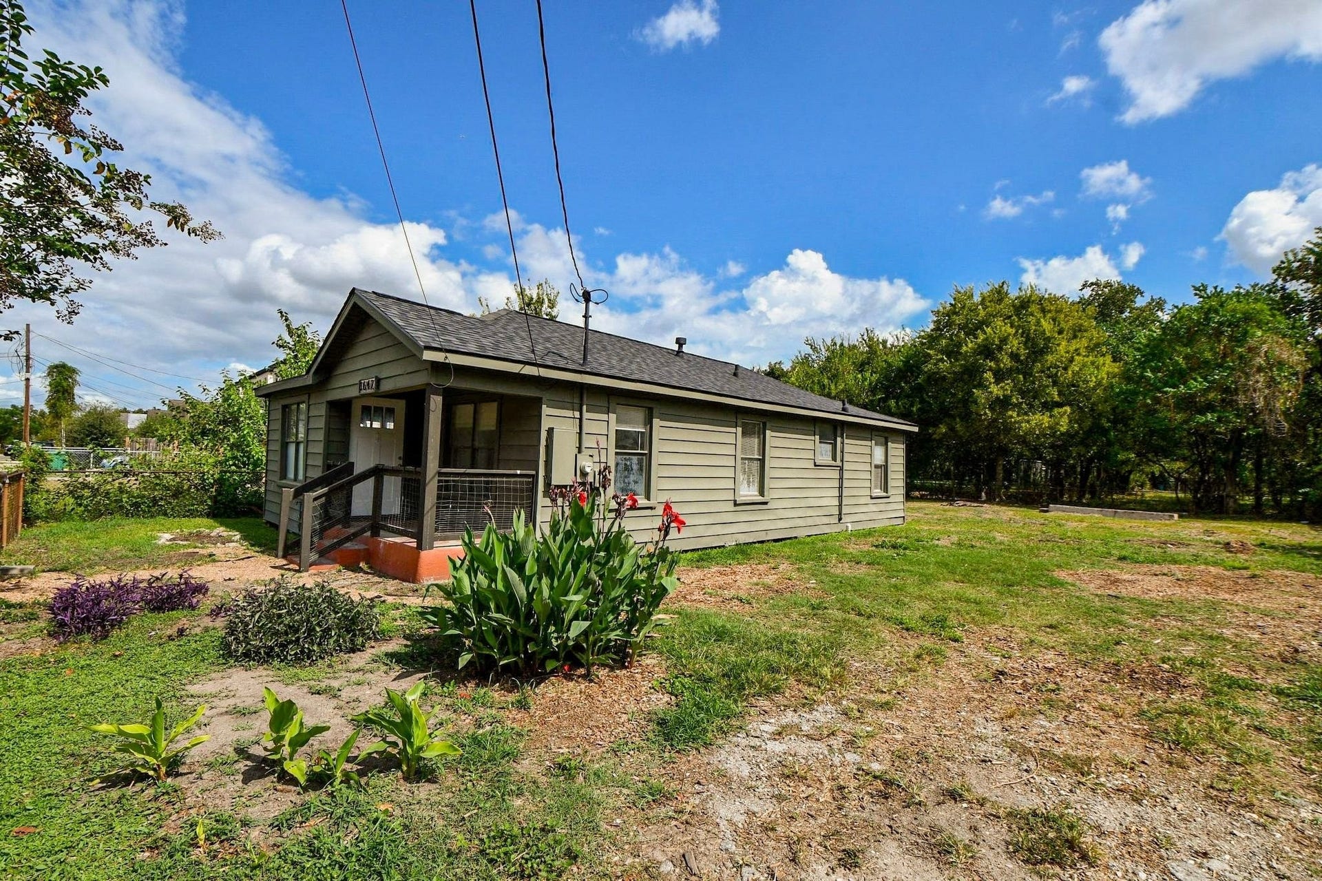 3642 Easy Street, Houston, TX 77026 Huge back yard green space.
