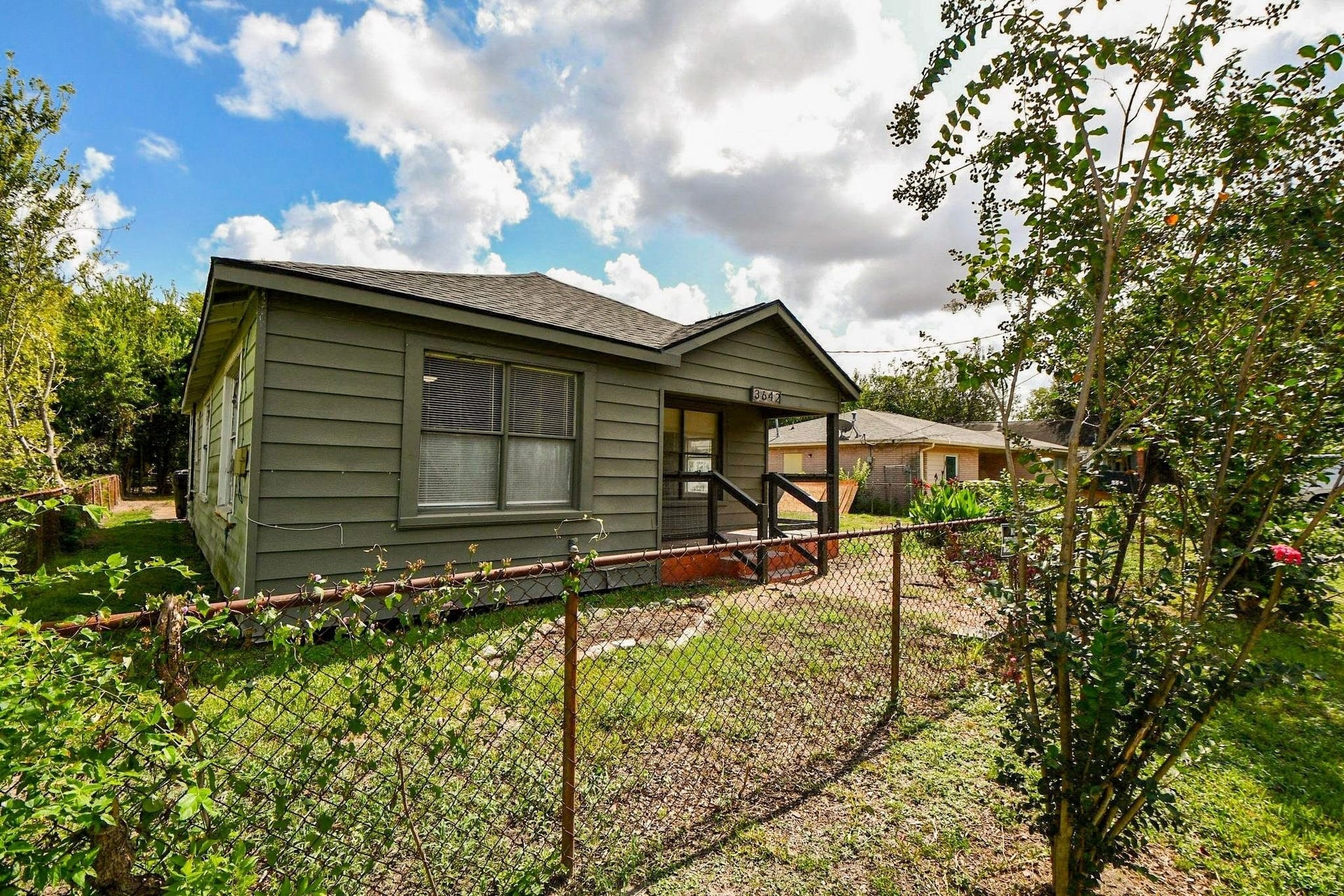 3642 Easy Street, Houston, TX 77026 This is a 3 bedroom, 1.5 bathroom home.