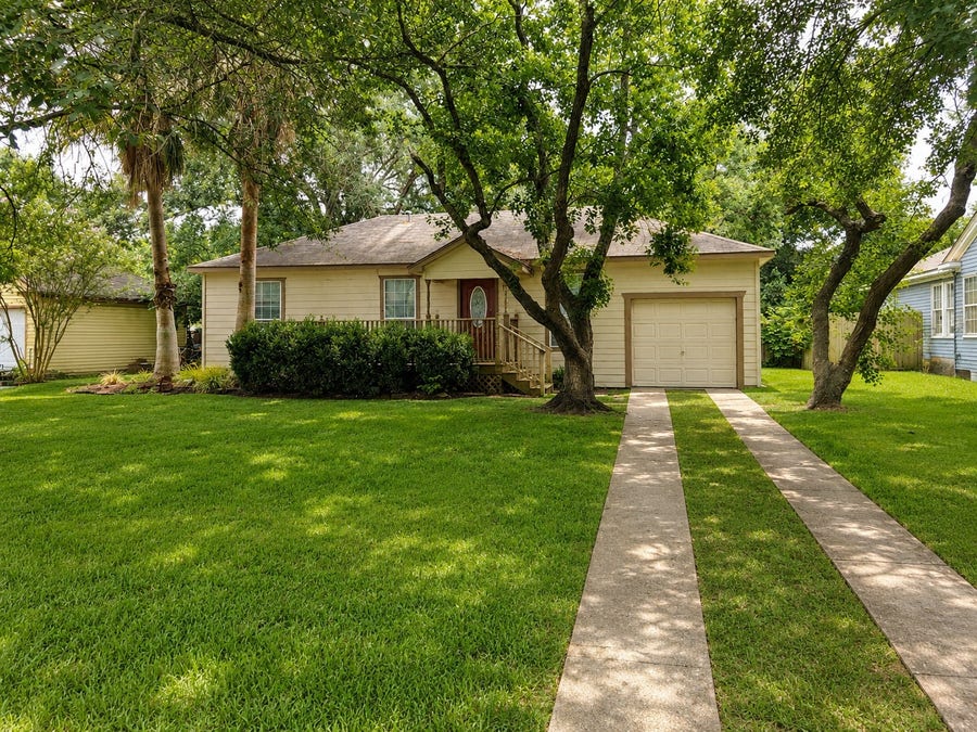 Property photo for 1211 17th Avenue N, Texas City, TX