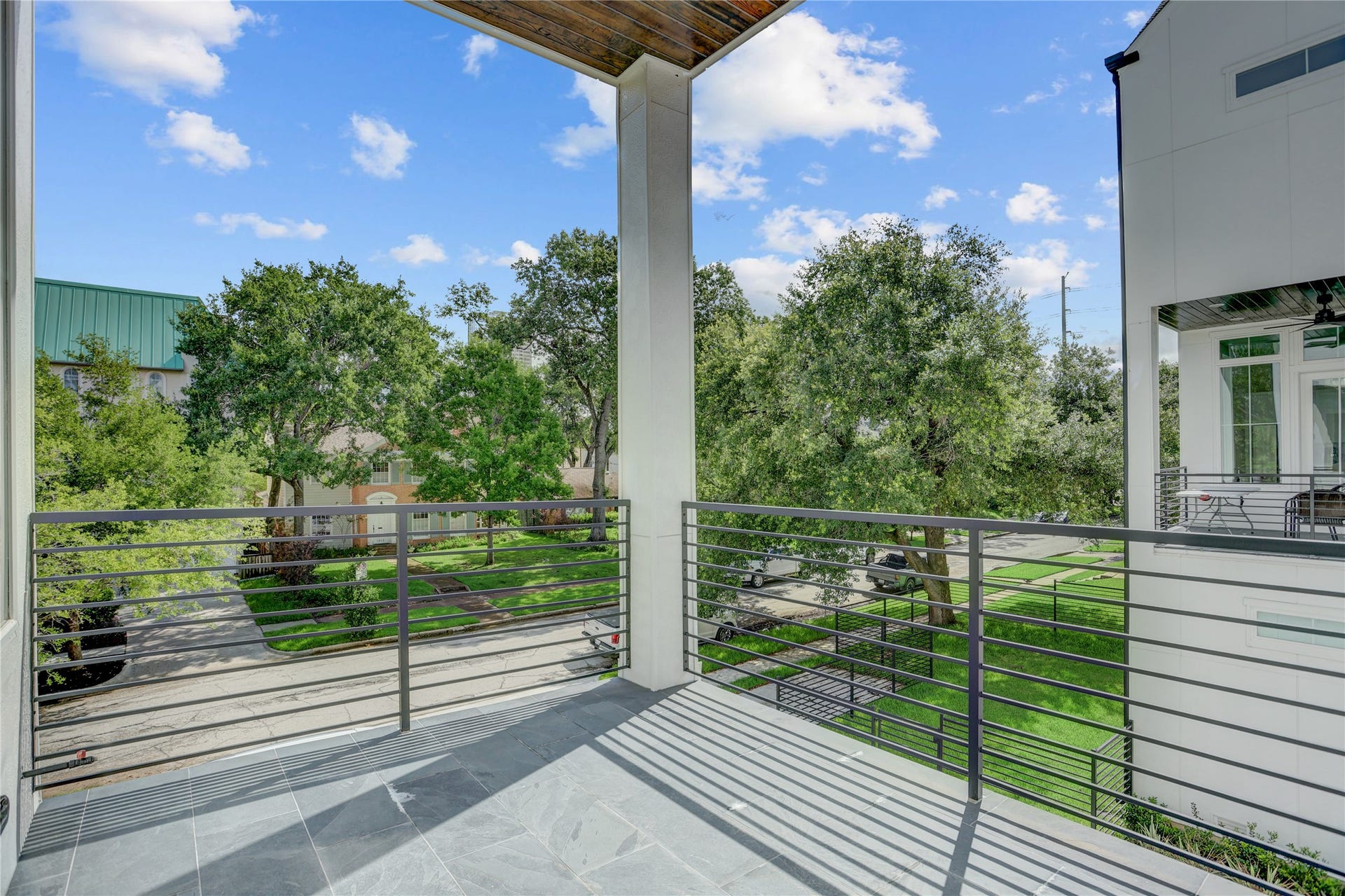 1907 Lauderdale Street, Houston, TX 77030 The covered terrace off the kitchen offers a fantastic living or dining space with a natural gas connection.