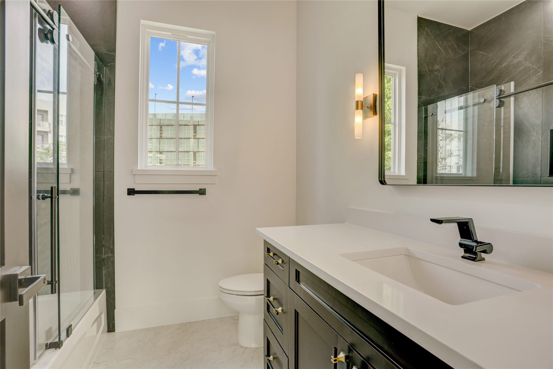 1907 Lauderdale Street, Houston, TX 77030 Ensuite bathroom for the third-floor guest suite.