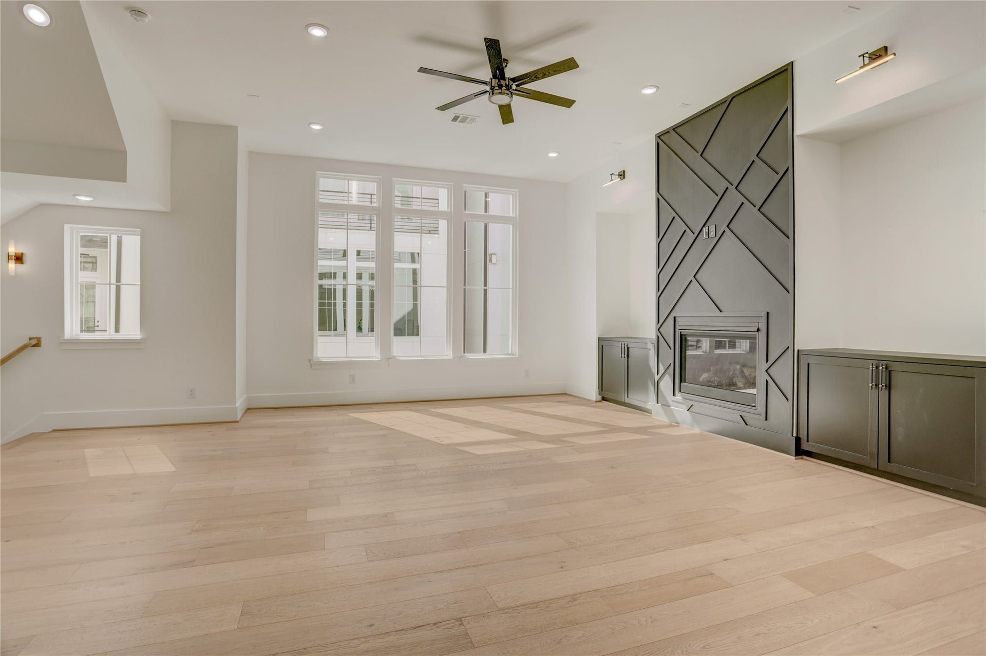 1907 Lauderdale Street, Houston, TX 77030 The second floor living area is showered in natural light and offers magnificent focal points and size.