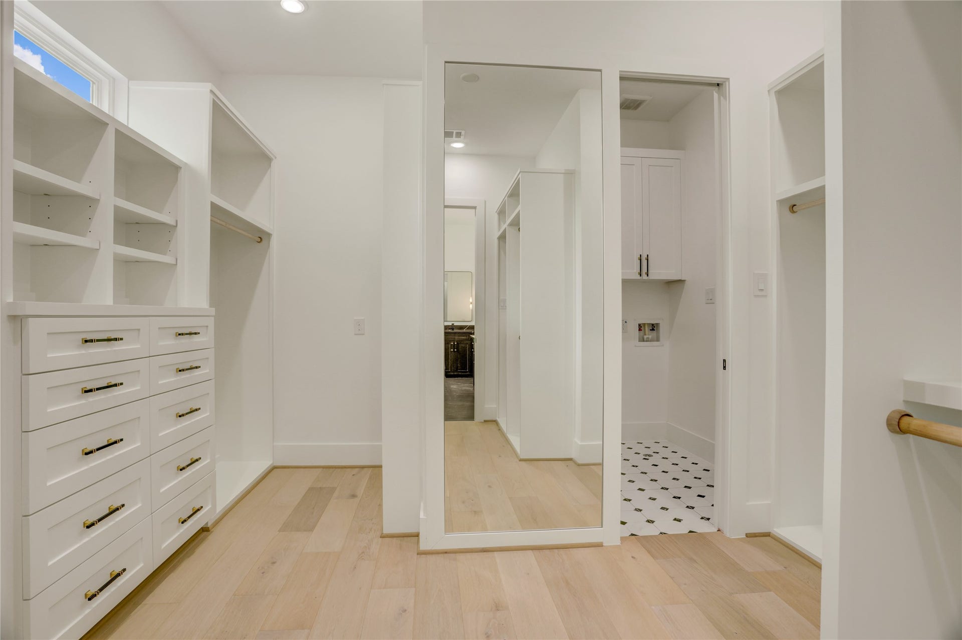 1907 Lauderdale Street, Houston, TX 77030 The primary closet, complete with built-ins and a full-length mirror, also allows for direct access to the utility room.