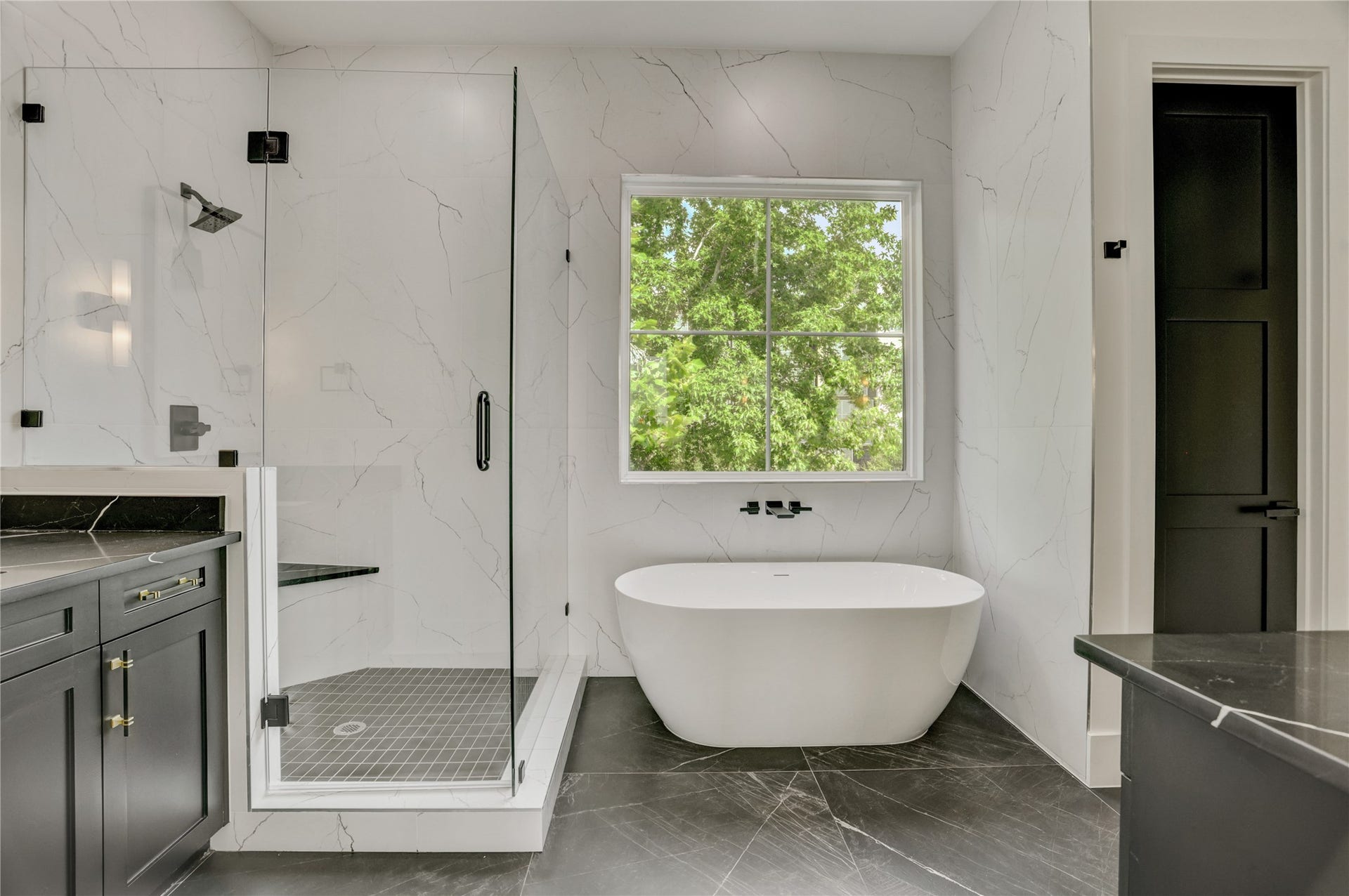 1907 Lauderdale Street, Houston, TX 77030 A close up of the primary bathroom wet areas.