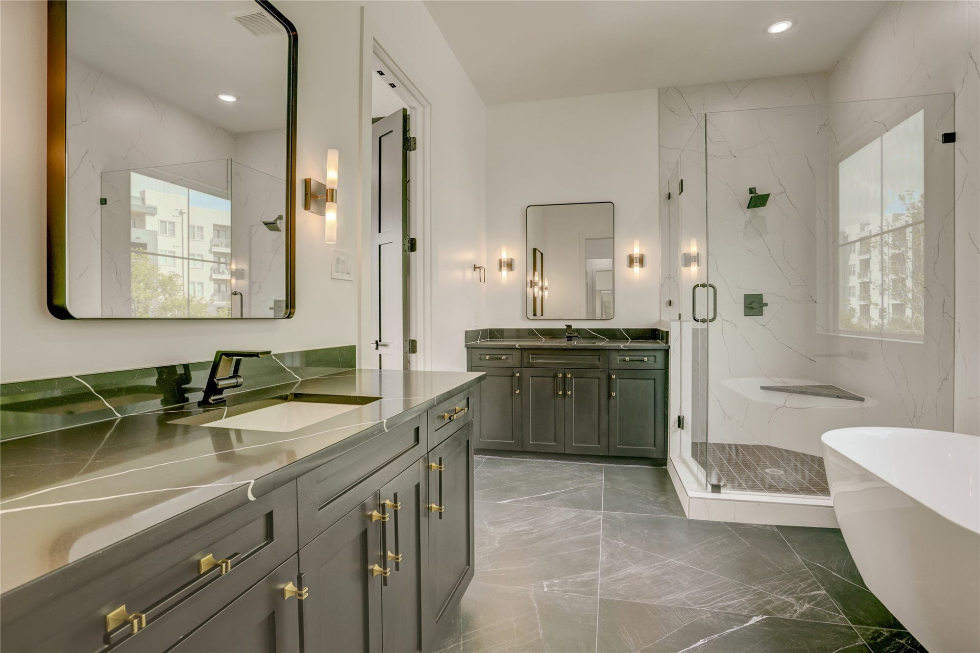 1907 Lauderdale Street, Houston, TX 77030 The spacious primary bathroom offers dual vanities, walk-in shower, separate soaker tub, and plenty of natural light.