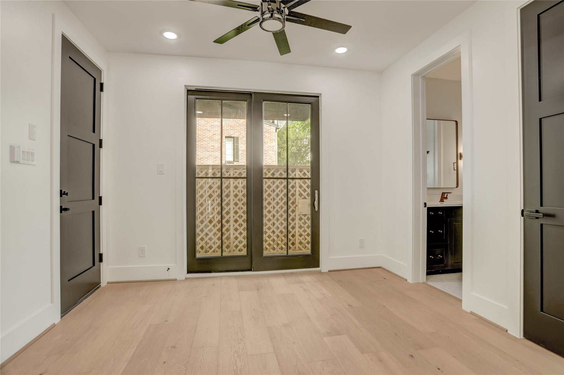 1907 Lauderdale Street, Houston, TX 77030 The first-floor study/bedroom 4 offers ensuite bathroom access and glass doors to the backyard.