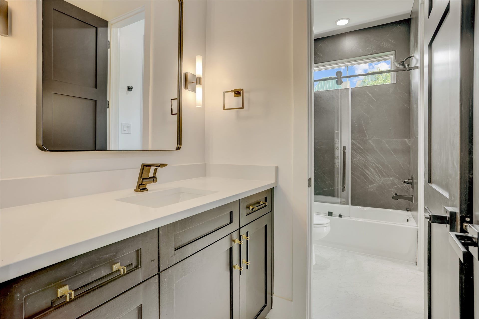 1907 Lauderdale Street, Houston, TX 77030 The ensuite Hollywood bathroom between the study and additional first-floor bedroom.