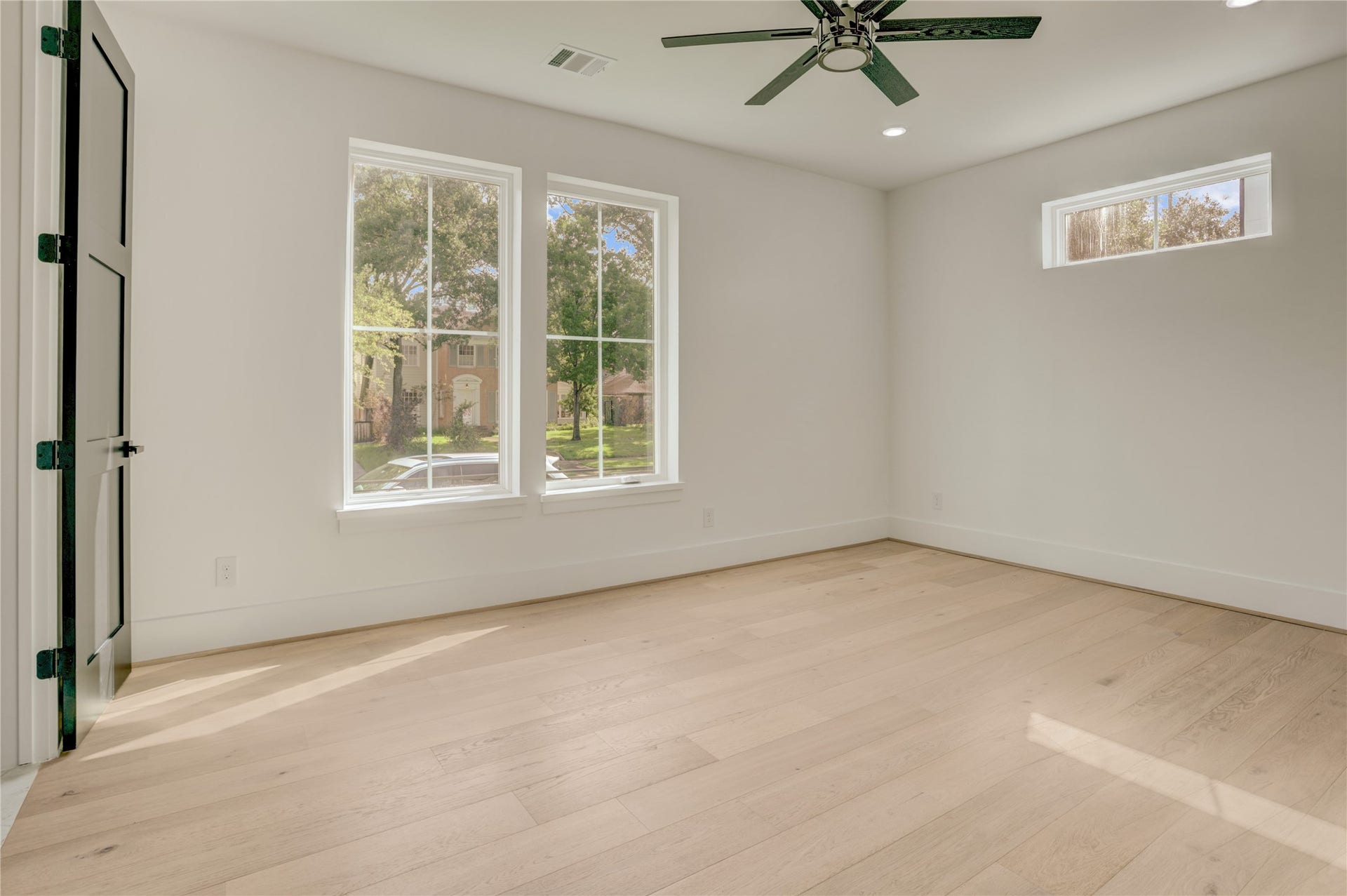 1907 Lauderdale Street, Houston, TX 77030 The first floor bedroom suite offers a sizable room and views of the yard space.