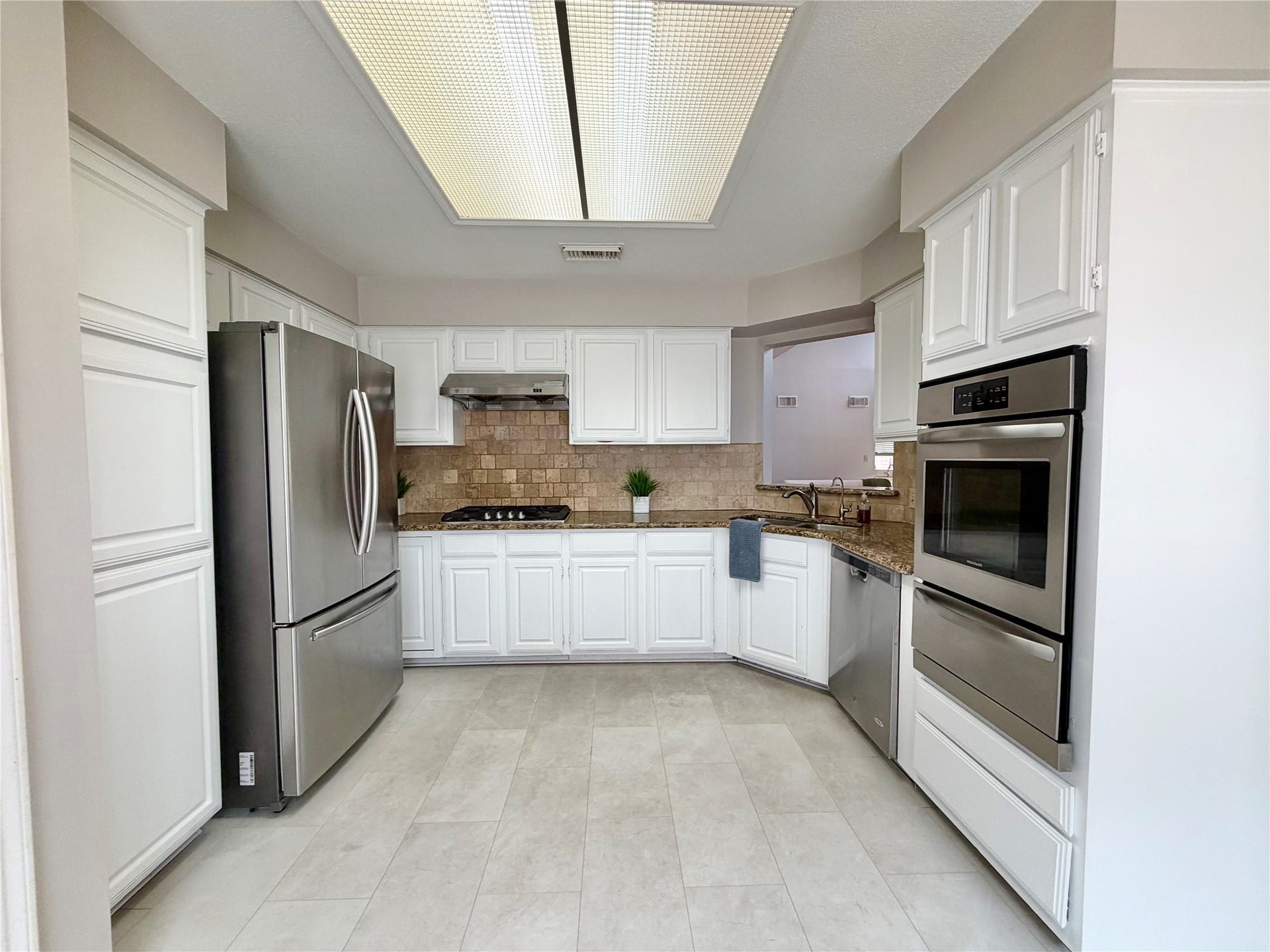 2918 Cotton Stock, Sugar Land, TX 77479 Kitchen w/stainless appliances