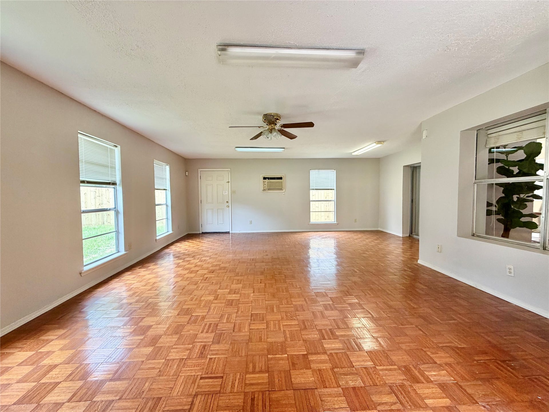 2918 Cotton Stock, Sugar Land, TX 77479 Add-on bonus room w/window AC unit