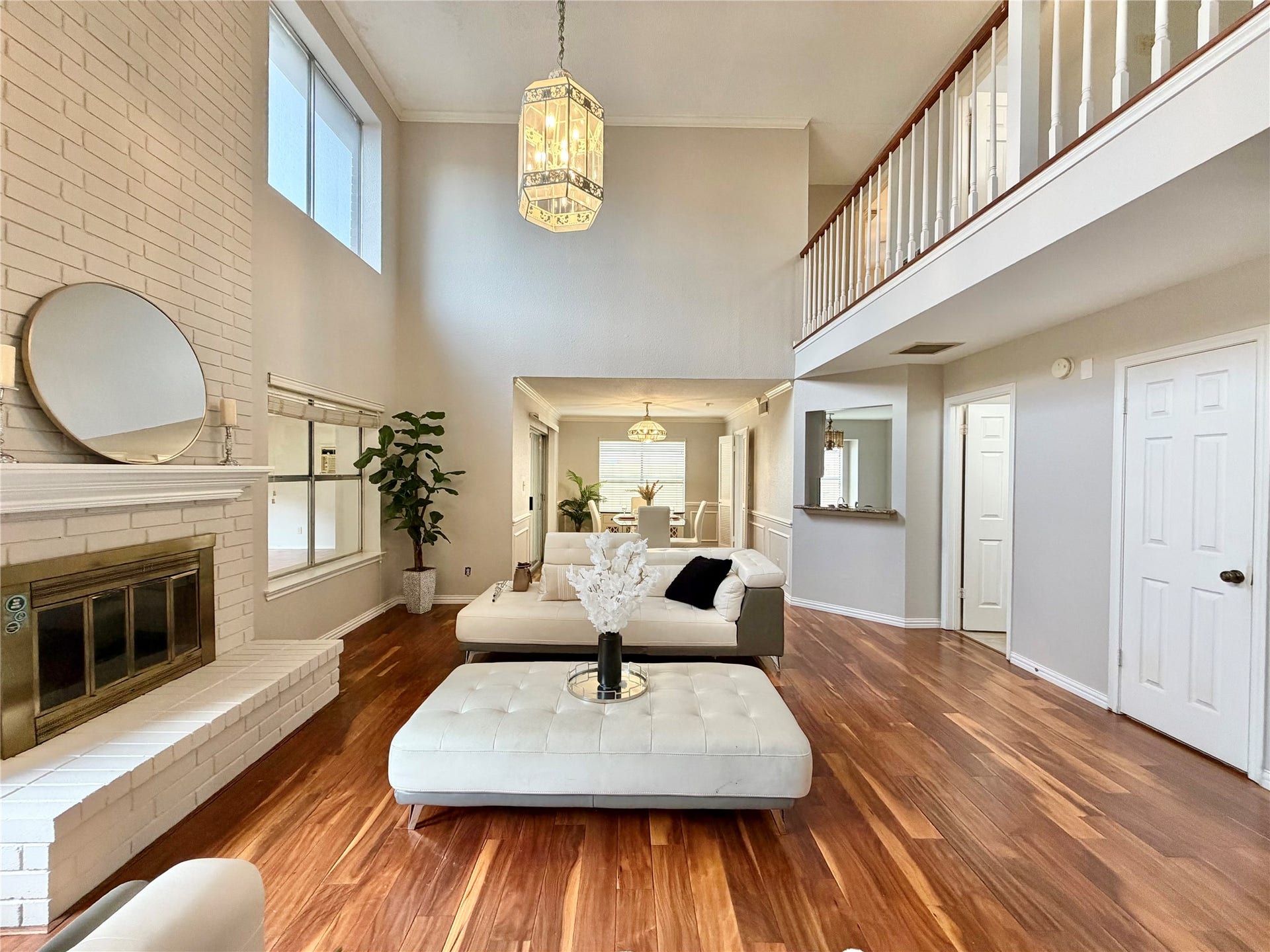 2918 Cotton Stock, Sugar Land, TX 77479 Large living room w/solid wood flooring