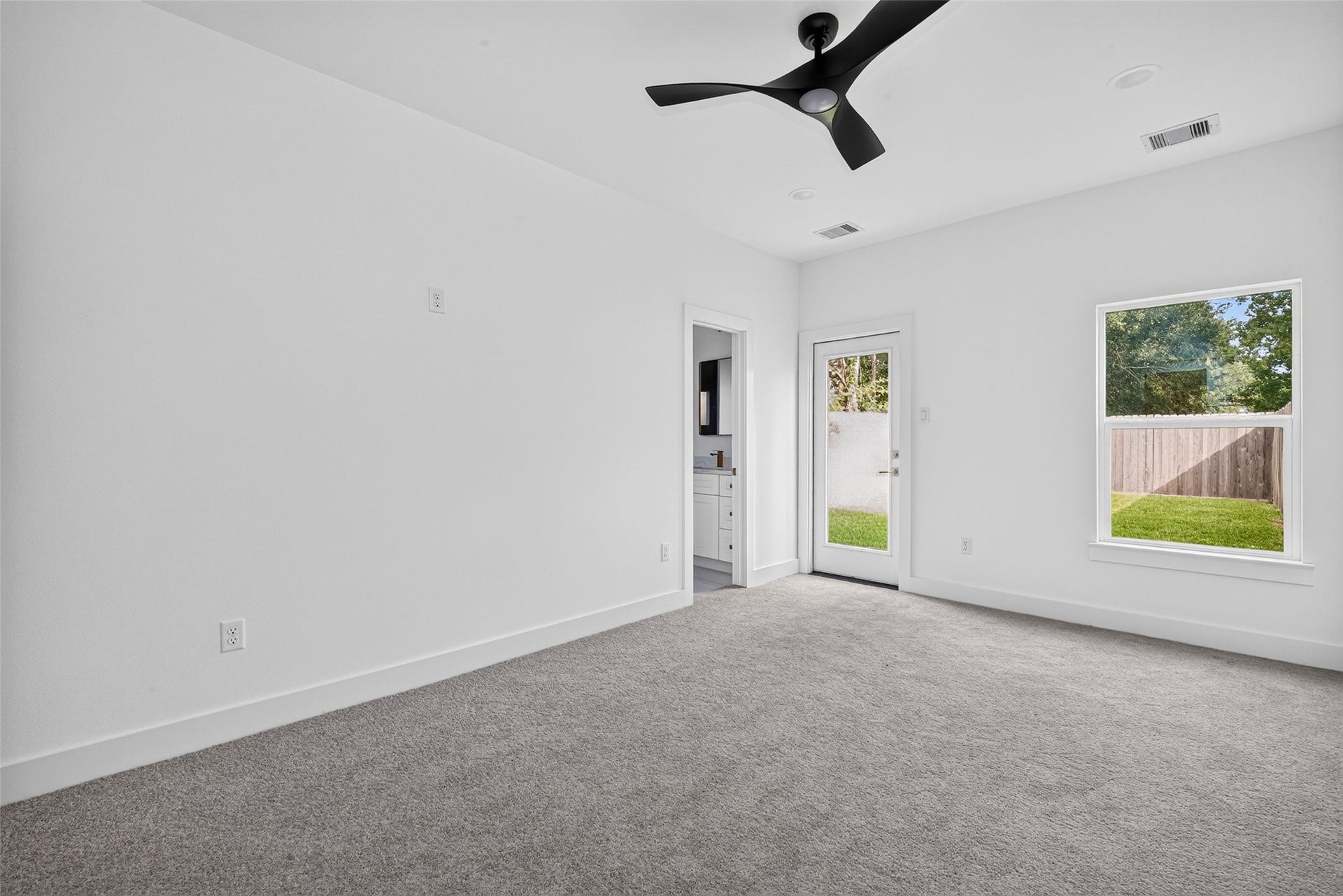 9309 Caddo Road, #A/B, Houston, TX 77078 Indoor-outdoor living at its best. Enjoy high-end finishes, total comfort, and seamless access straight to your morning coffee on the patio.