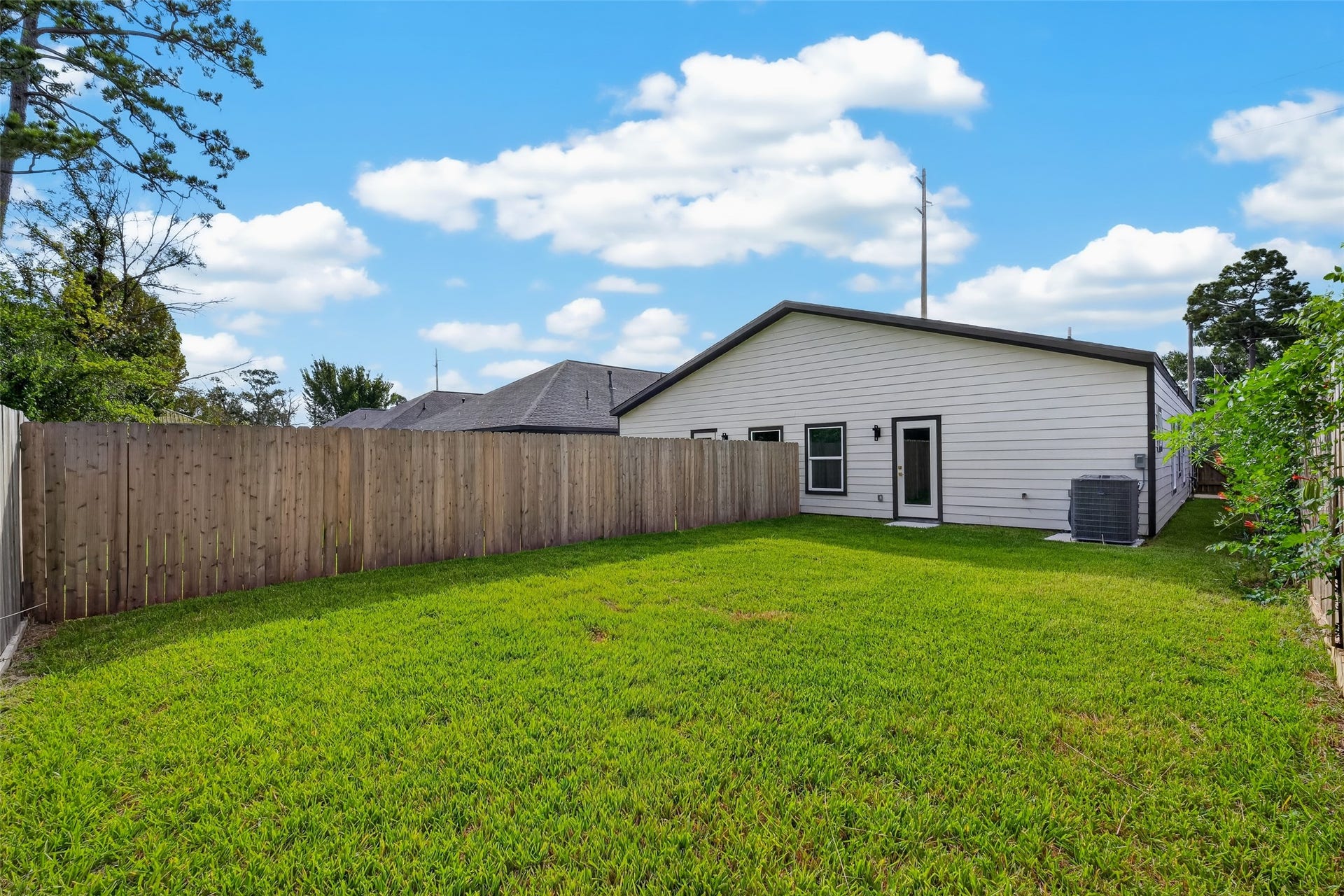 9309 Caddo Road, #A/B, Houston, TX 77078 Enjoy complete peace of mind with a deep, private lawn enclosed by a full wood fence.