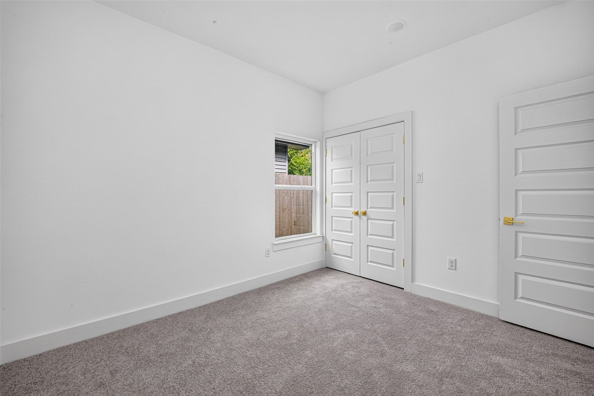 9309 Caddo Road, #A/B, Houston, TX 77078 Soft neutral tones and plush carpeting create a light-filled sanctuary, complete with a spacious closet ready for easy organization.