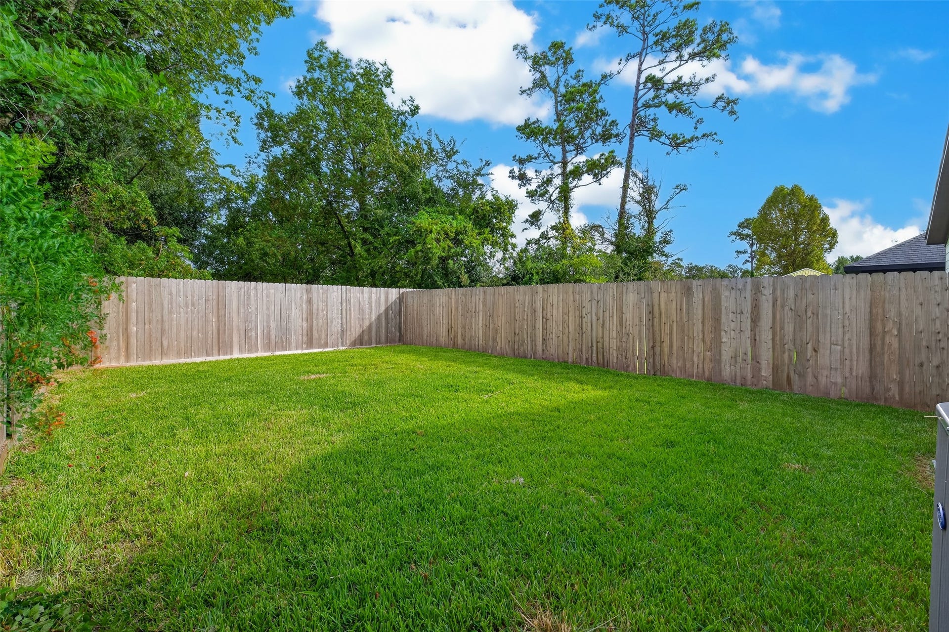 9309 Caddo Road, #A/B, Houston, TX 77078 Expansive green space meets clean modern architecture, creating an unbeatable outdoor setup for relaxing or entertaining in total seclusion.