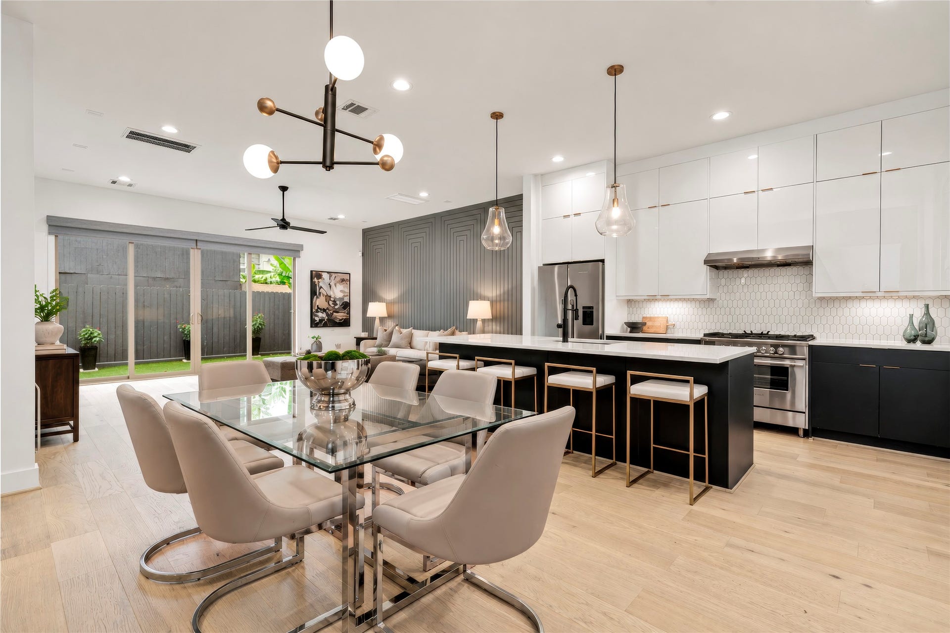 2410 Elmen Street, Houston, TX 77019 Amazing open concept style! Kitchen, dining room and living room all adjacent to each other for seamless flow. 7.5" white oak engineered flooring throughout the first floor. Virtually rendered.