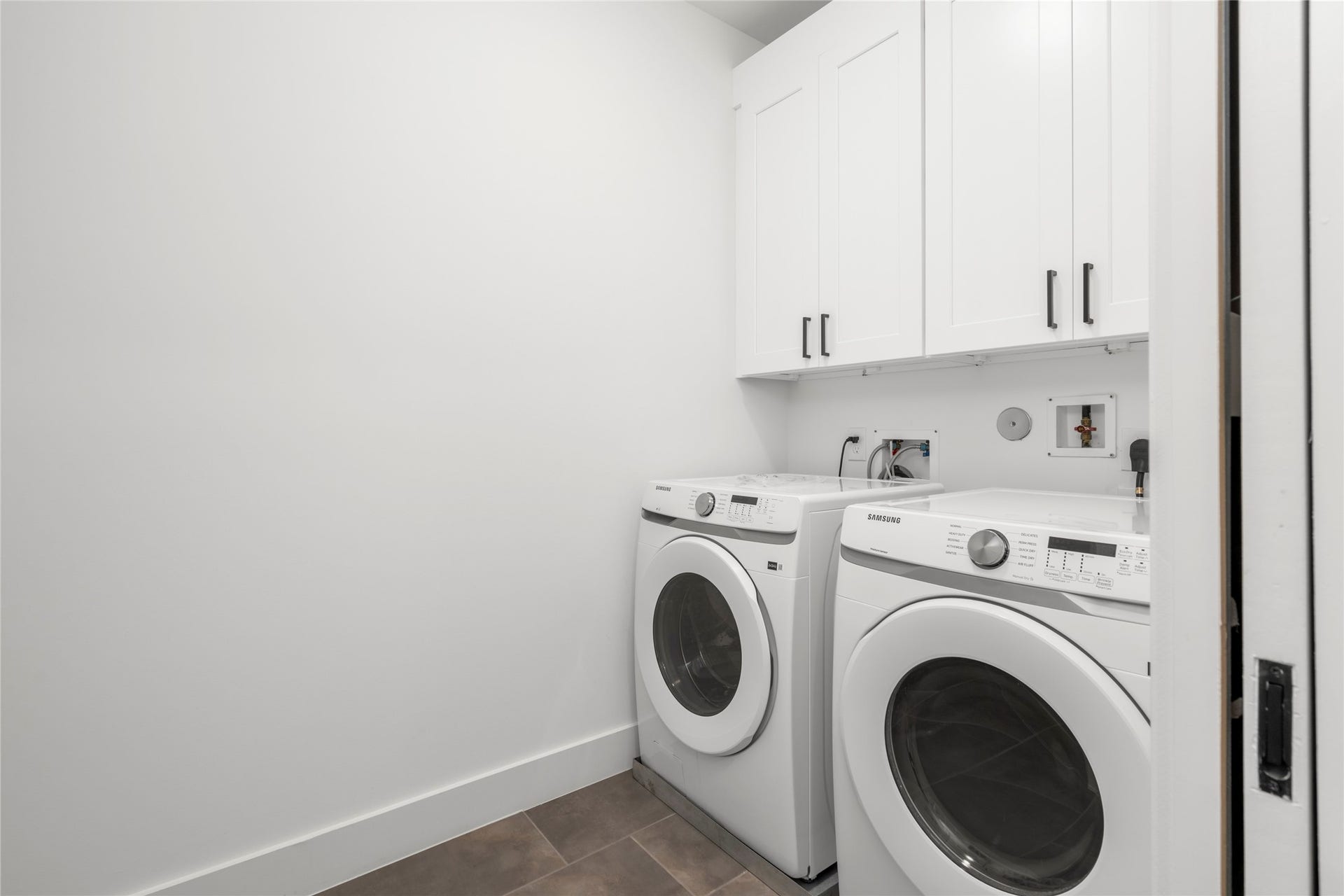 2410 Elmen Street, Houston, TX 77019 The utility room is centrally located on the second floor with lots of room and built in storage. Samsung washer and dryer convey with the home!