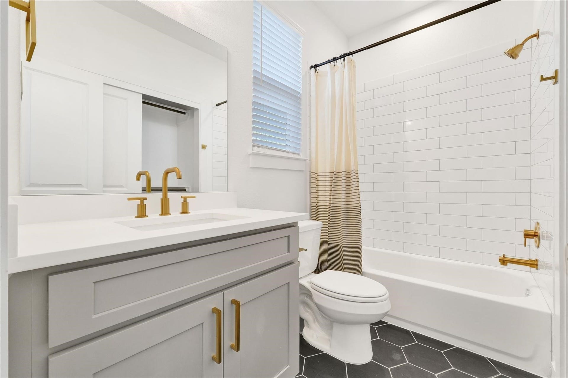 425 Alvia Run Lane, #AB, Houston, TX 77018 425 Alvia Run Lane, #AB, Houston, TX 77018
