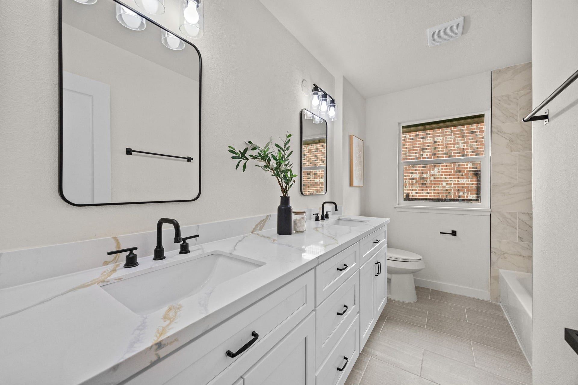 5655 Edith Street, Houston, TX 77081 Secondary bathroom features double sink and garden tub