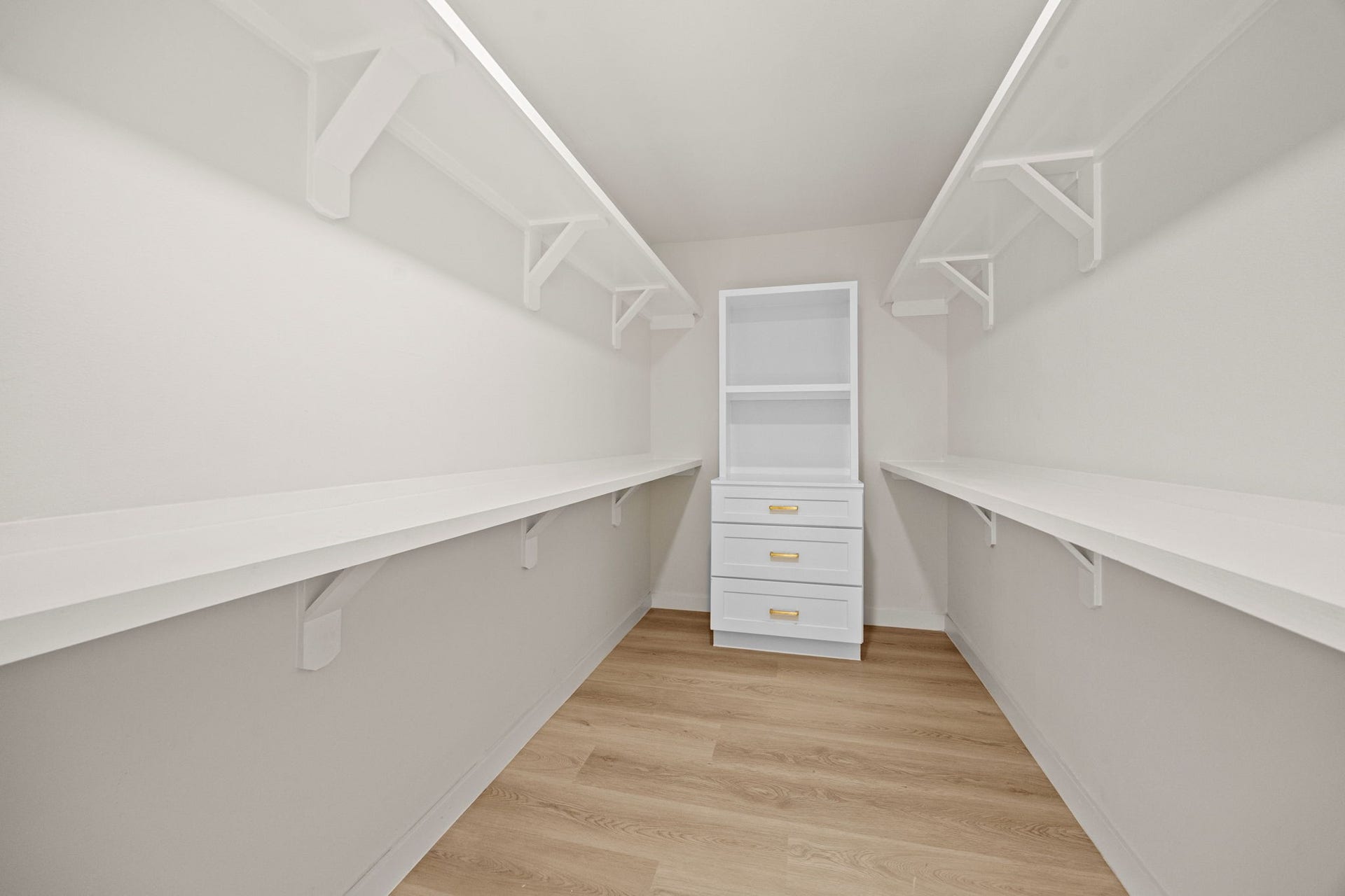 5655 Edith Street, Houston, TX 77081 Primary closet
