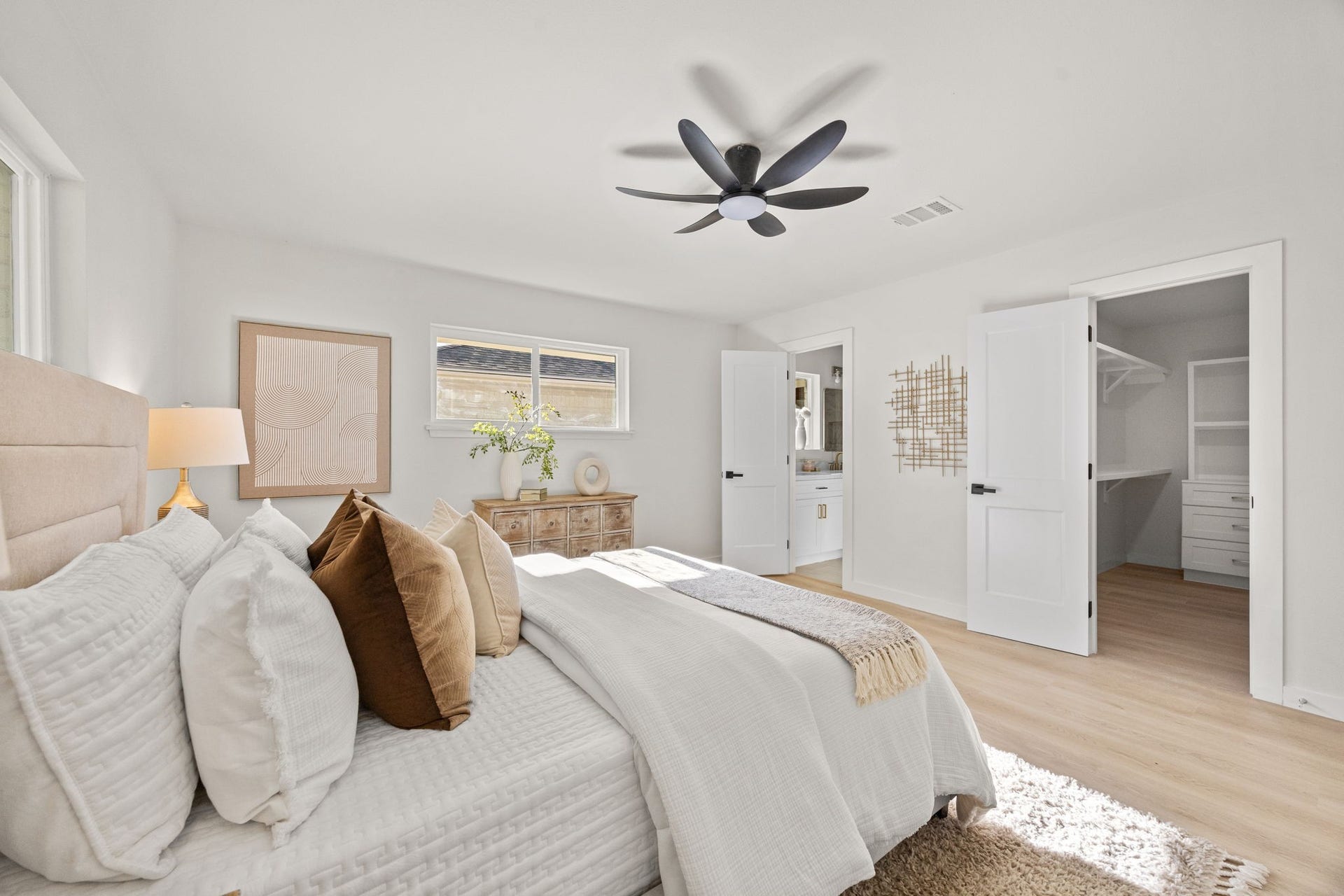 5655 Edith Street, Houston, TX 77081 Primary room features ensuite and 2 separate closets