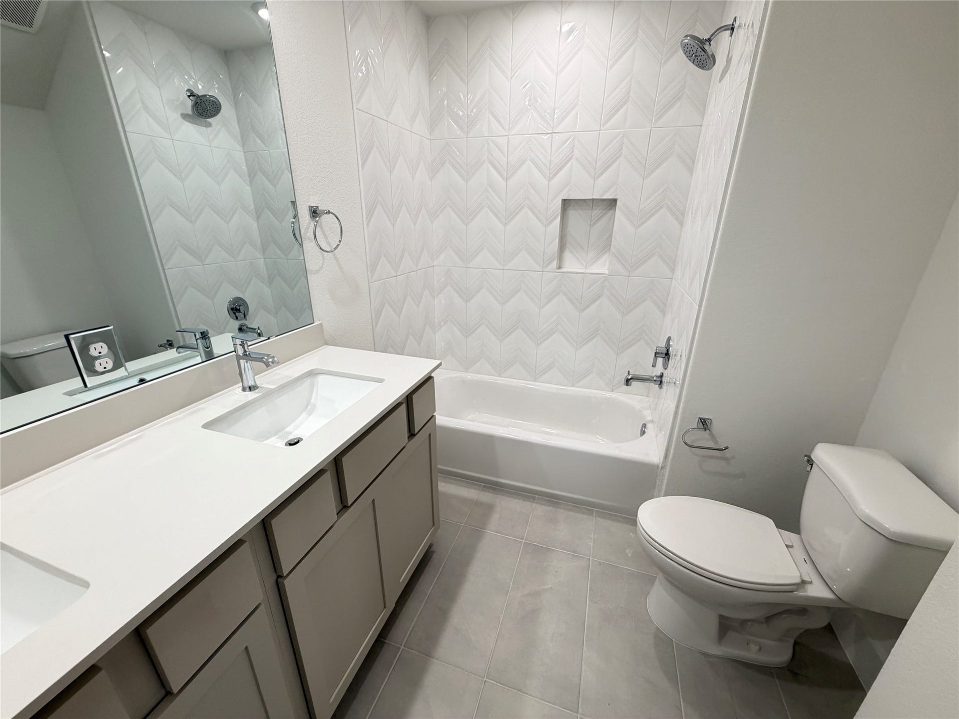 6047 Cebra St, Houston, TX 77091 First floor bath...