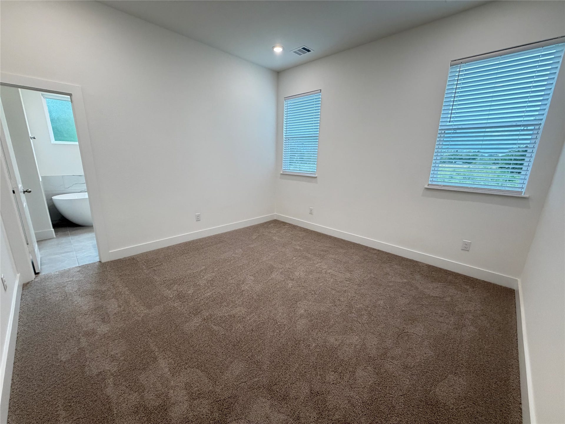 6047 Cebra St, Houston, TX 77091 ... next to the living area.