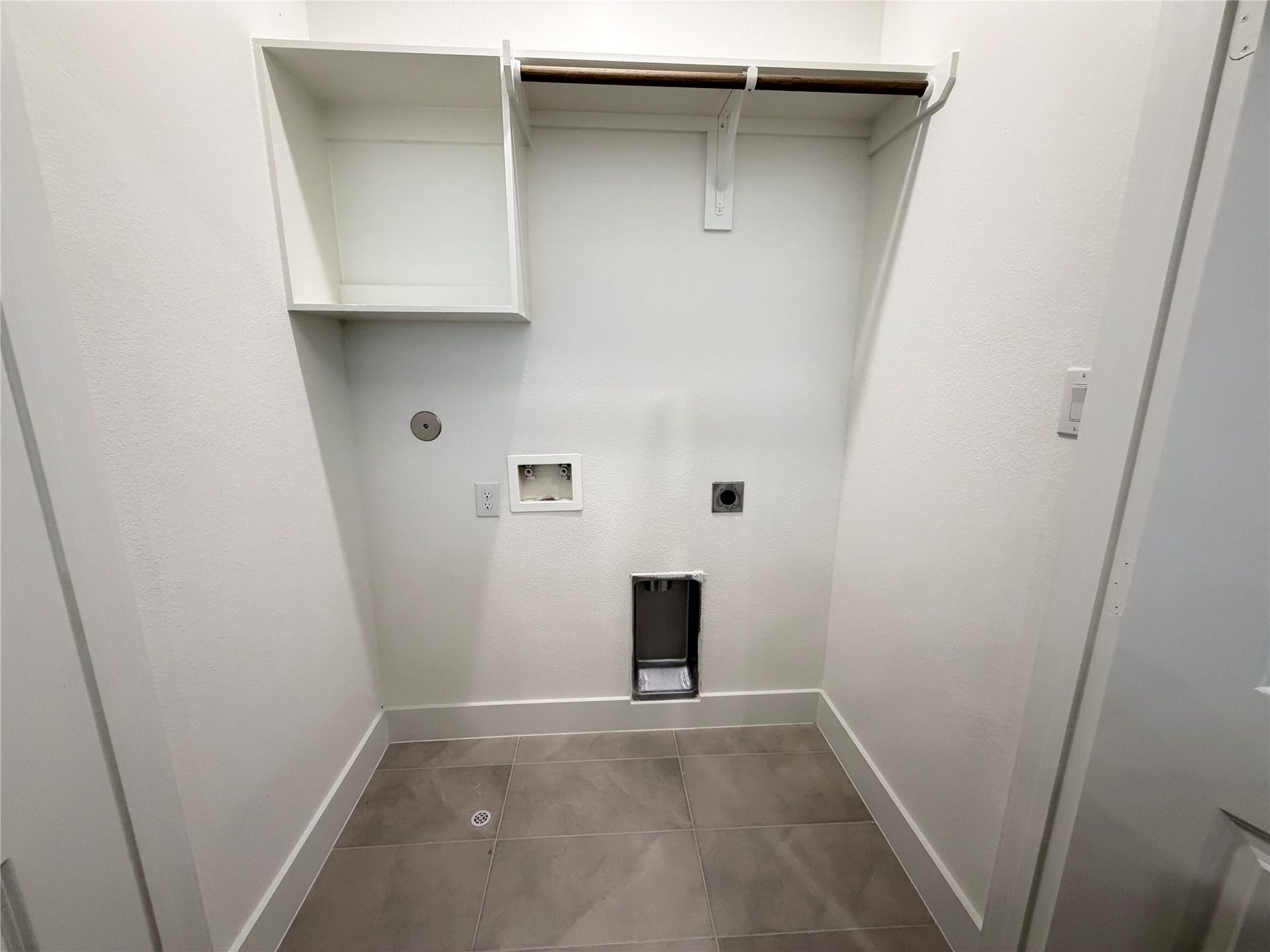 6047 Cebra St, Houston, TX 77091 Washer and Dryer will be provided.