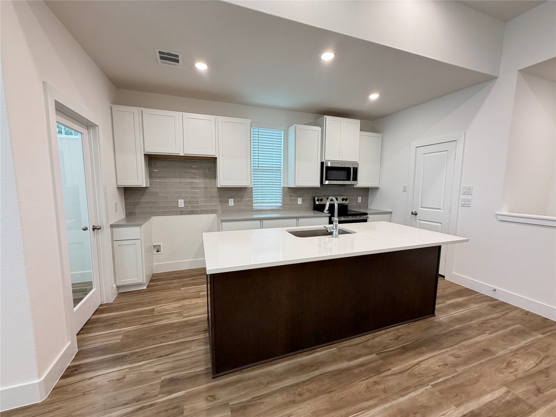 6047 Cebra St, Houston, TX 77091 Modern Kitchen...