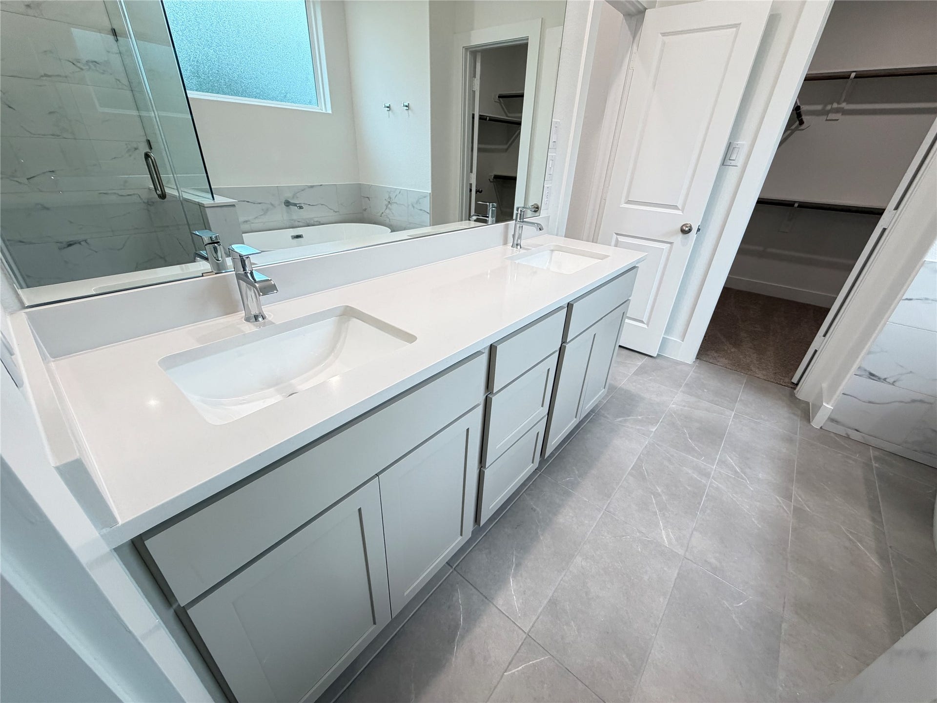 6047 Cebra St, Houston, TX 77091 Beautiful bath...