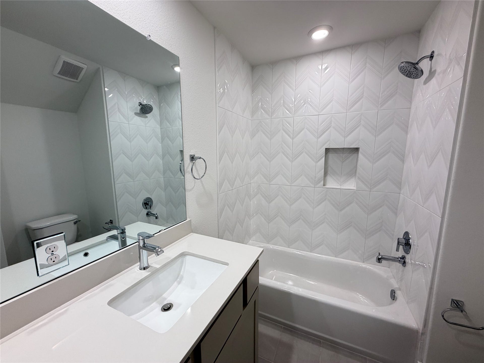 6047 Cebra St, Houston, TX 77091 ... with shower/tub combo...