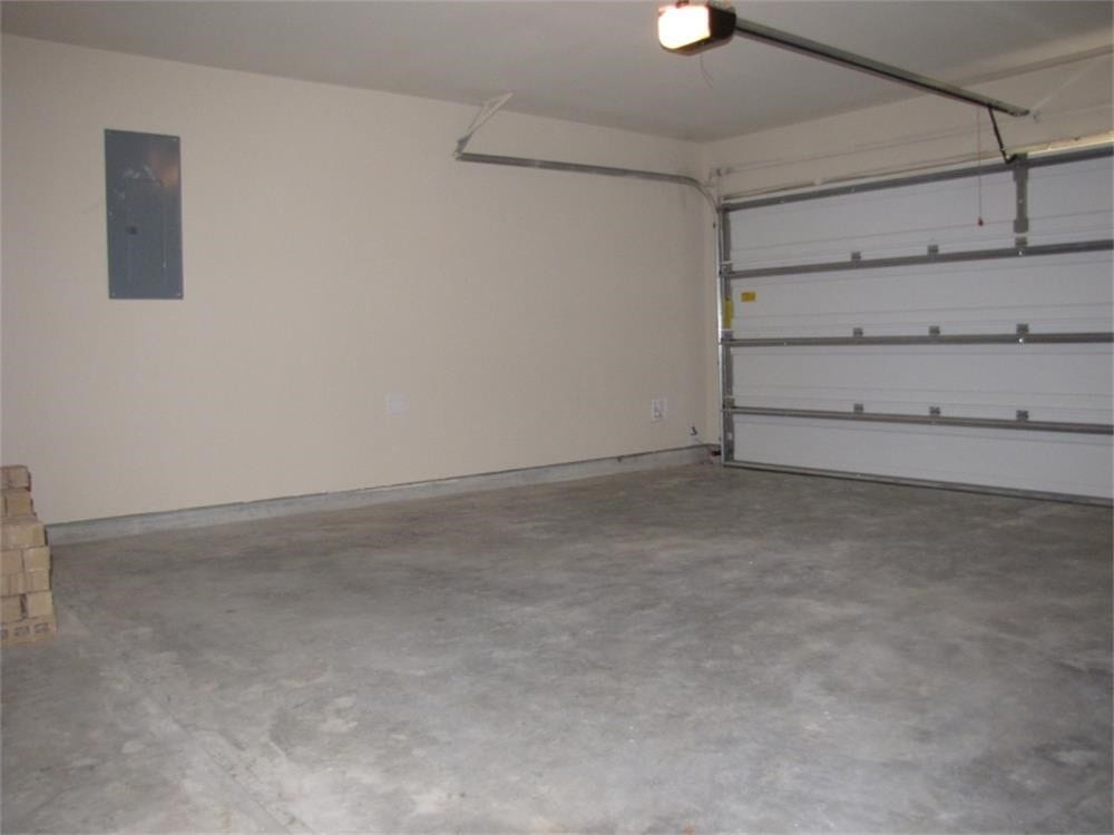 1911 Seville Manor, Fresno, TX 77545 Attached garage