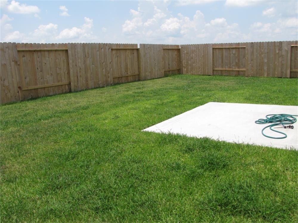 1911 Seville Manor, Fresno, TX 77545 Backyard
