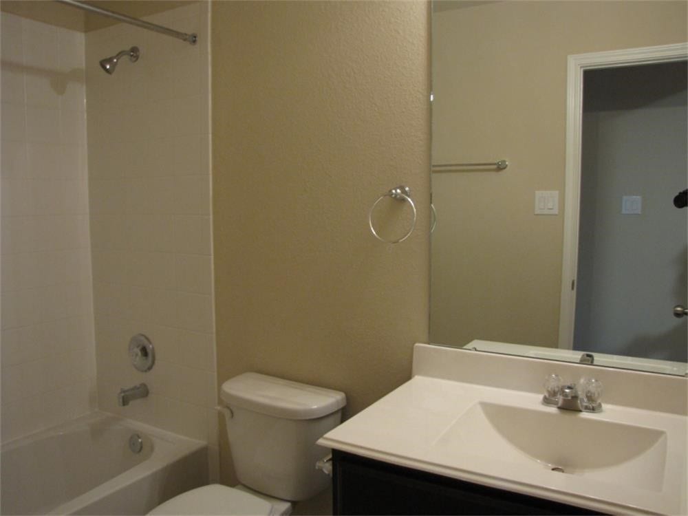 1911 Seville Manor, Fresno, TX 77545 2nd Bathroom