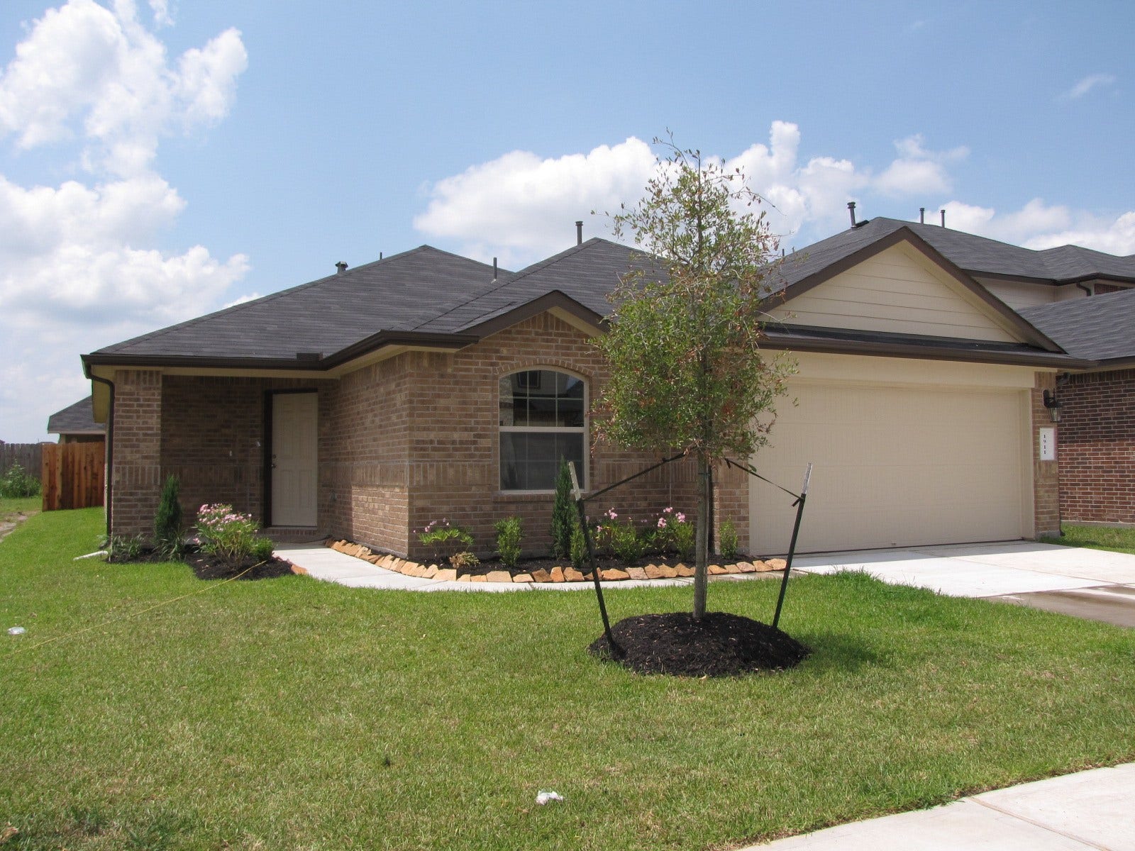 1911 Seville Manor, Fresno, TX 77545 Front