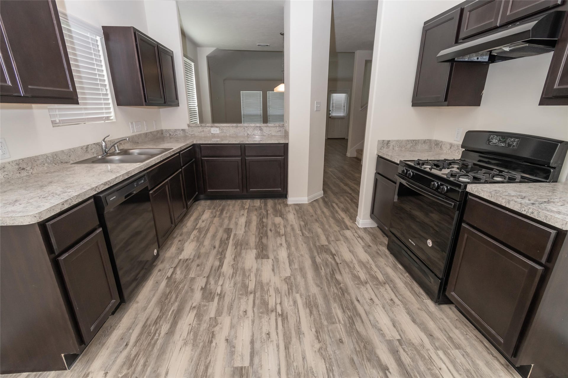 2 Santa Barbara Drive, Manvel, TX 77578 Photos may be representative of the floor plan and not the exact home. Finishes, layout, and features of the actual property for lease may vary.