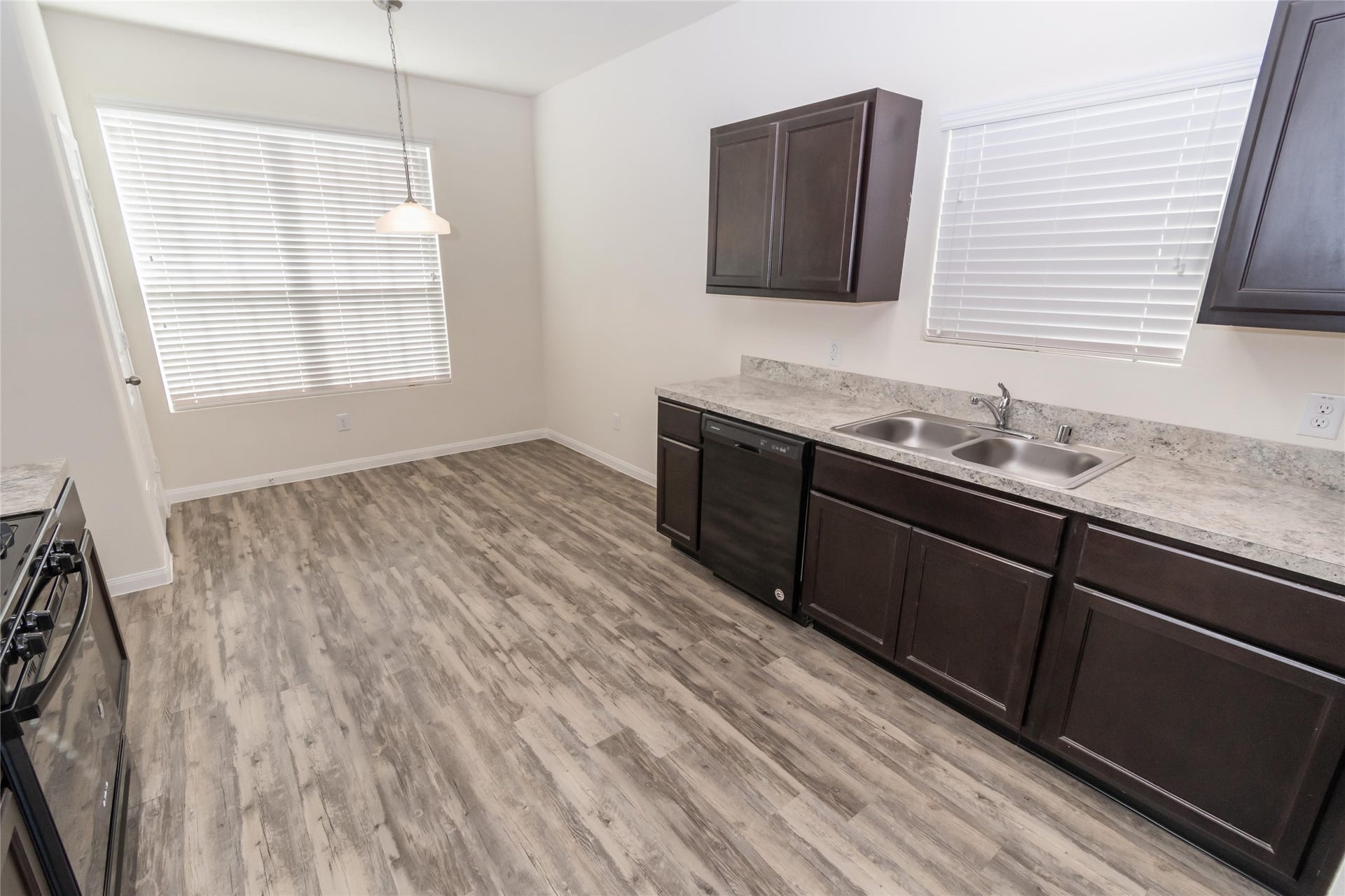 2 Santa Barbara Drive, Manvel, TX 77578 Photos may be representative of the floor plan and not the exact home. Finishes, layout, and features of the actual property for lease may vary.