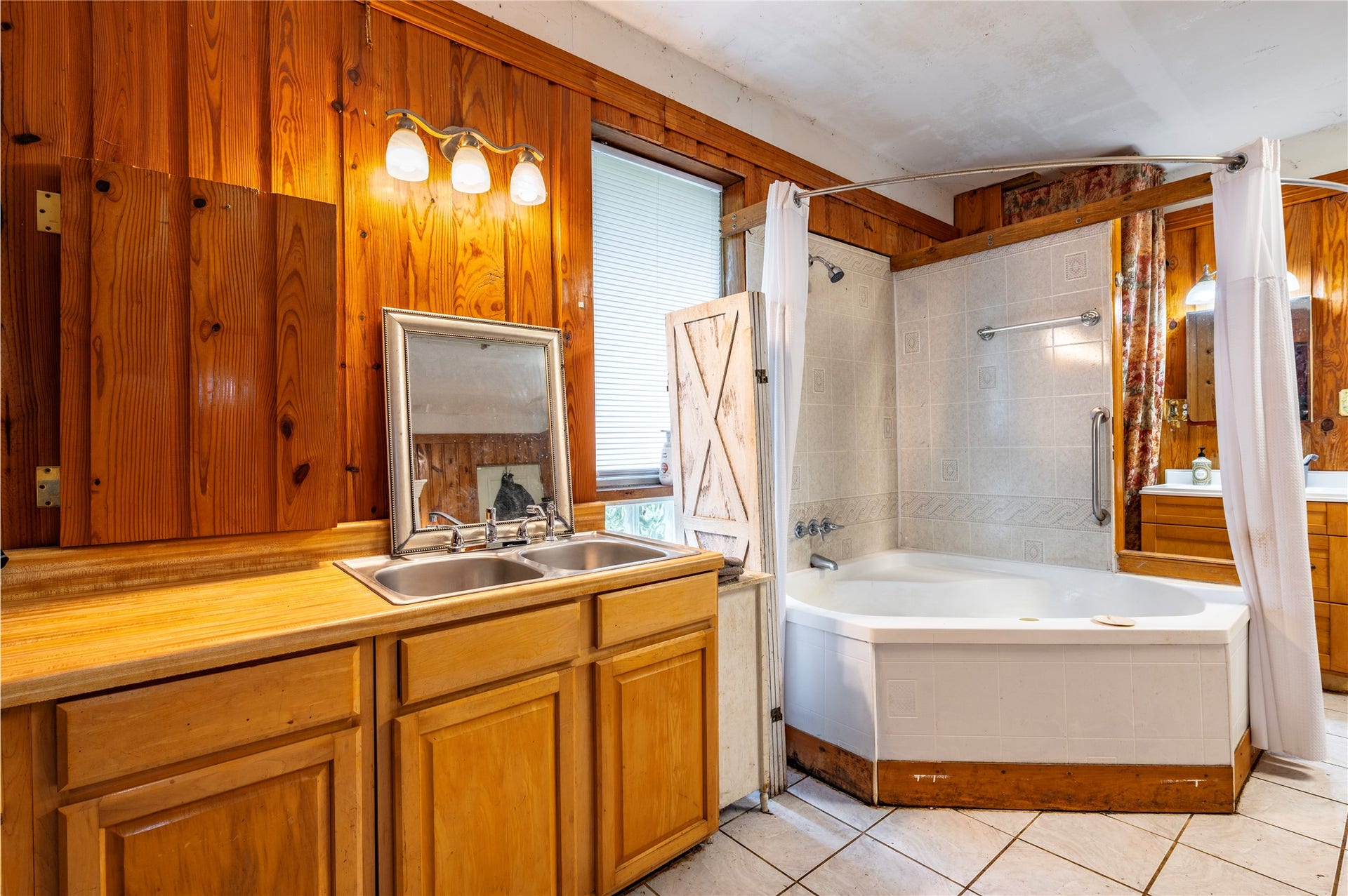 9103 Lazy Lane, Hitchcock, TX 77563 Separate apartment area or 2ndary Primary
