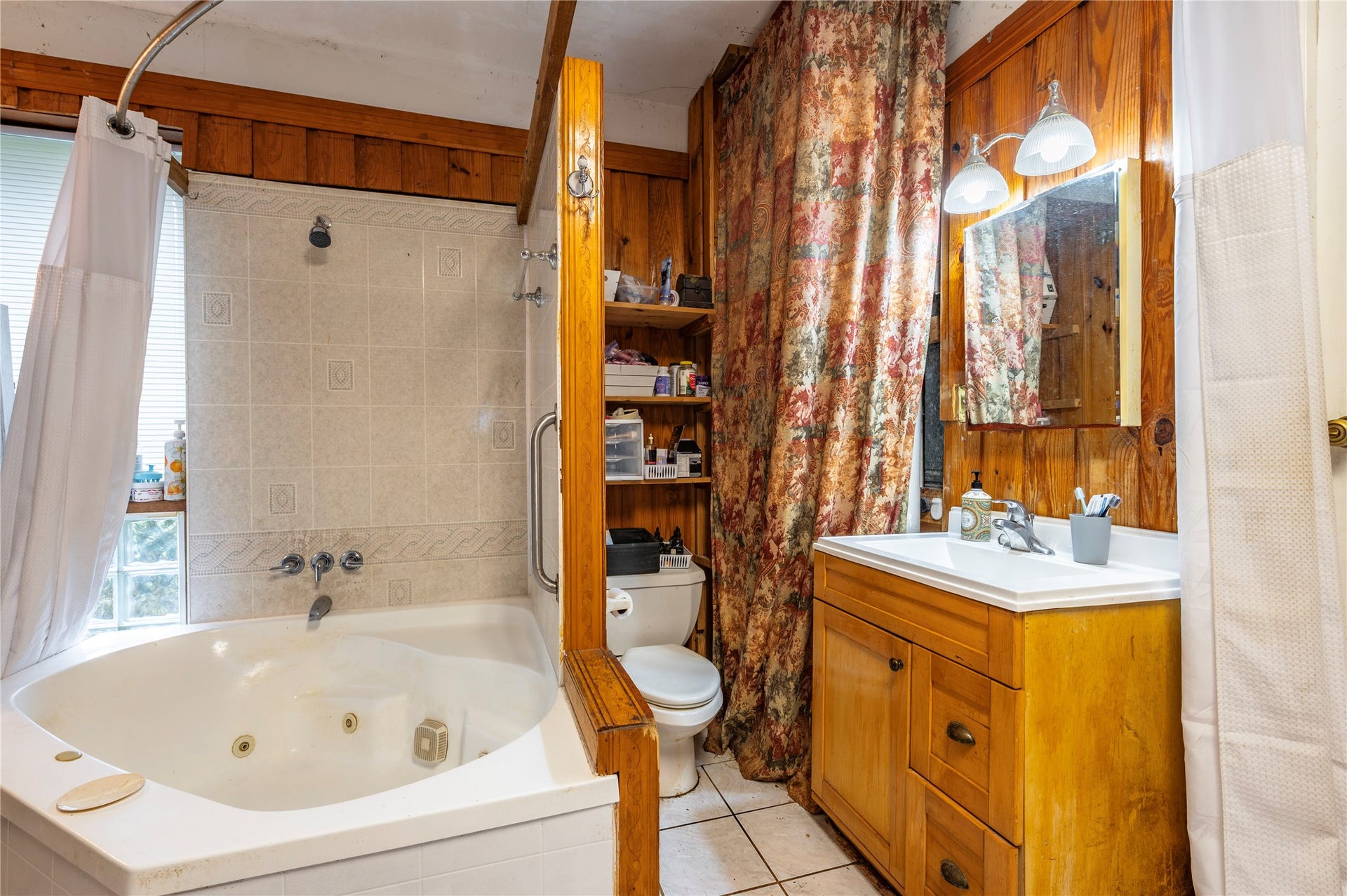 9103 Lazy Lane, Hitchcock, TX 77563 Separate apartment area or 2ndary Primary
