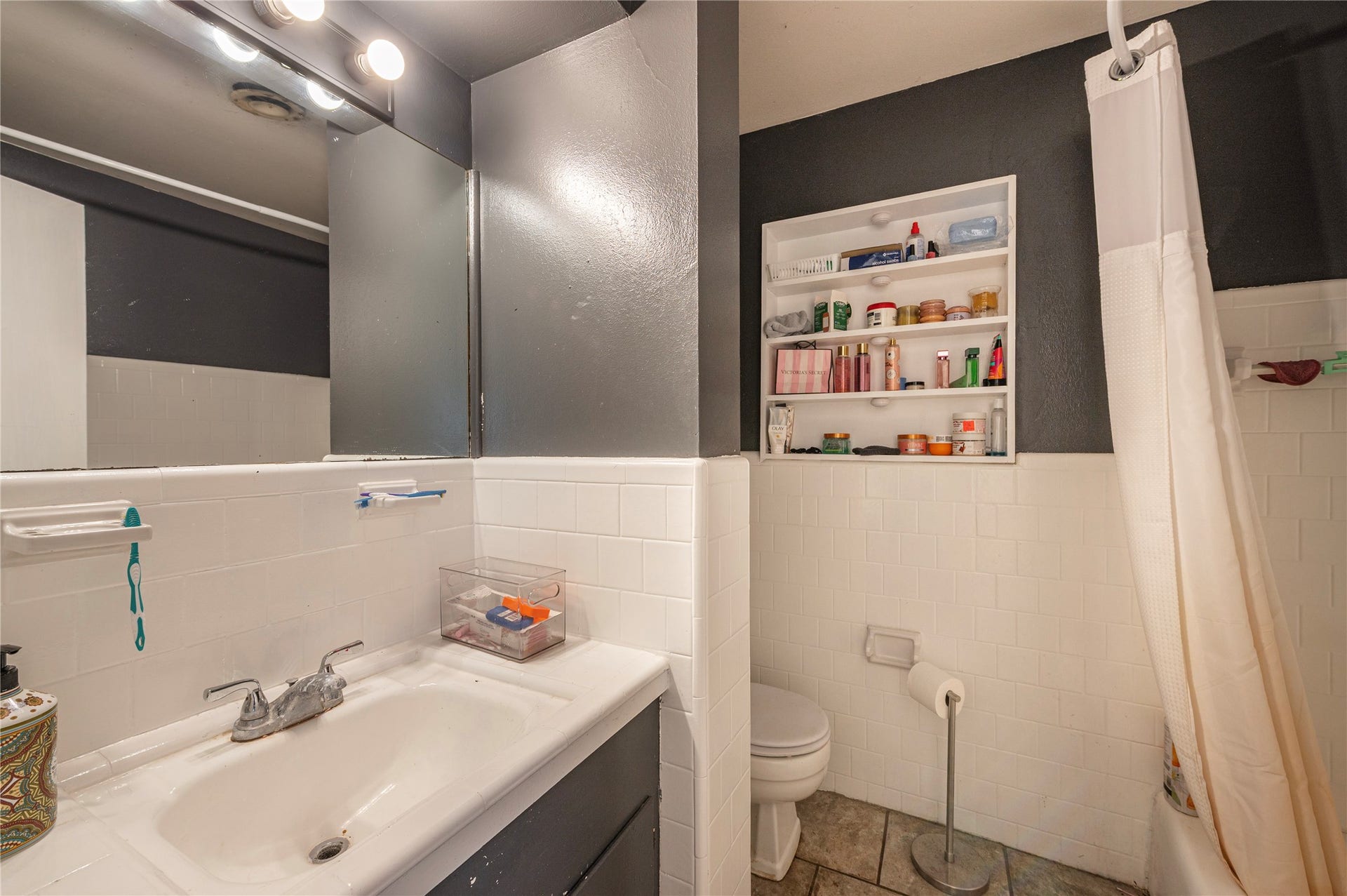 9103 Lazy Lane, Hitchcock, TX 77563 Primary bath