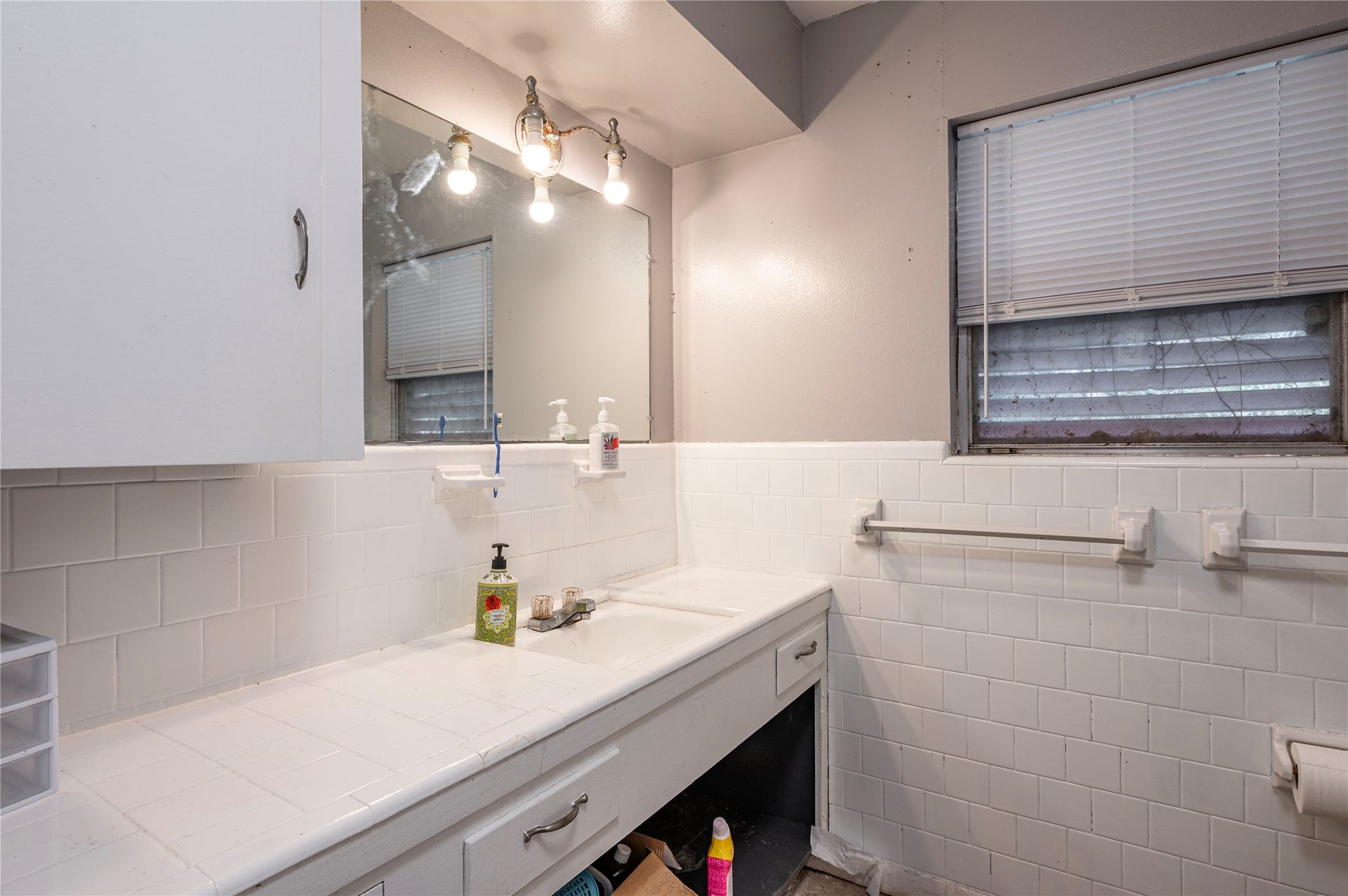 9103 Lazy Lane, Hitchcock, TX 77563 Hall bathroom