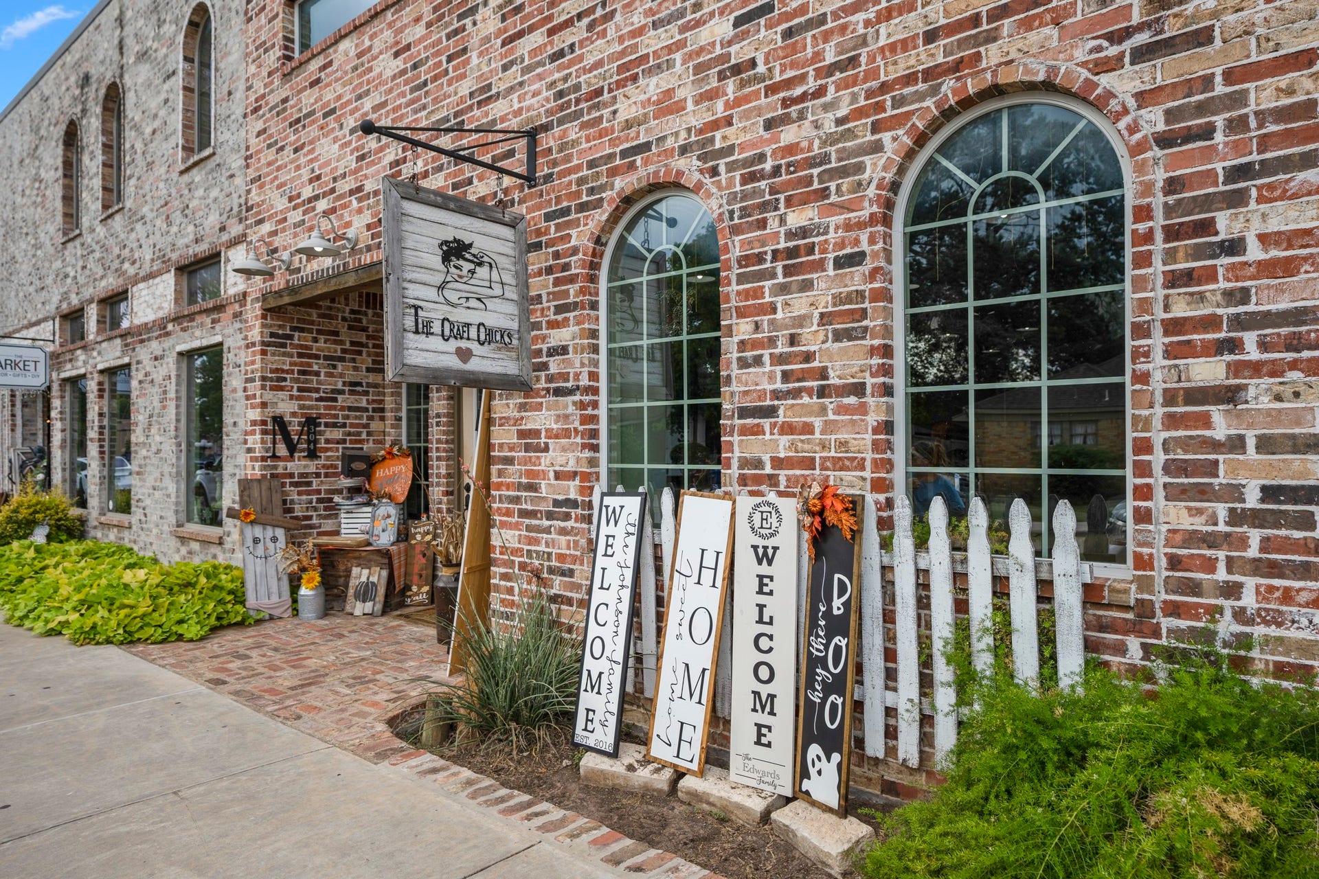 306 Foster Street, Tomball, TX 77375 The Craft Chicks is a fun shop located on Market Street offering a wide variety of custom pallet projects, wood workshops, teaching painting techniques, kids crafts & camps, & features a specialty workshop every month!