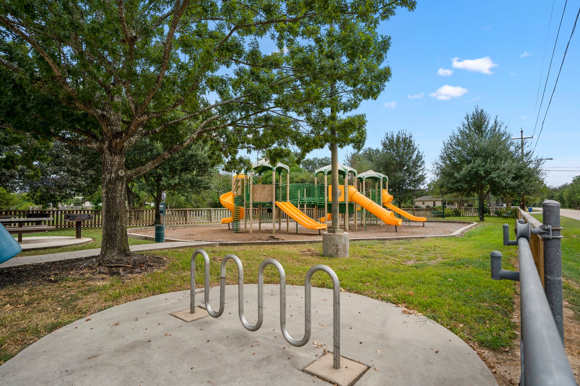 306 Foster Street, Tomball, TX 77375 Dr. Martin Luther King, Jr. Park is a city-owned Community Park located at 403 Chestnut near Timkin Road. There are seven parking spots total, including one handicap spot. The park also has two picnic tables, two barbecue pits, six benches and two trash cans.