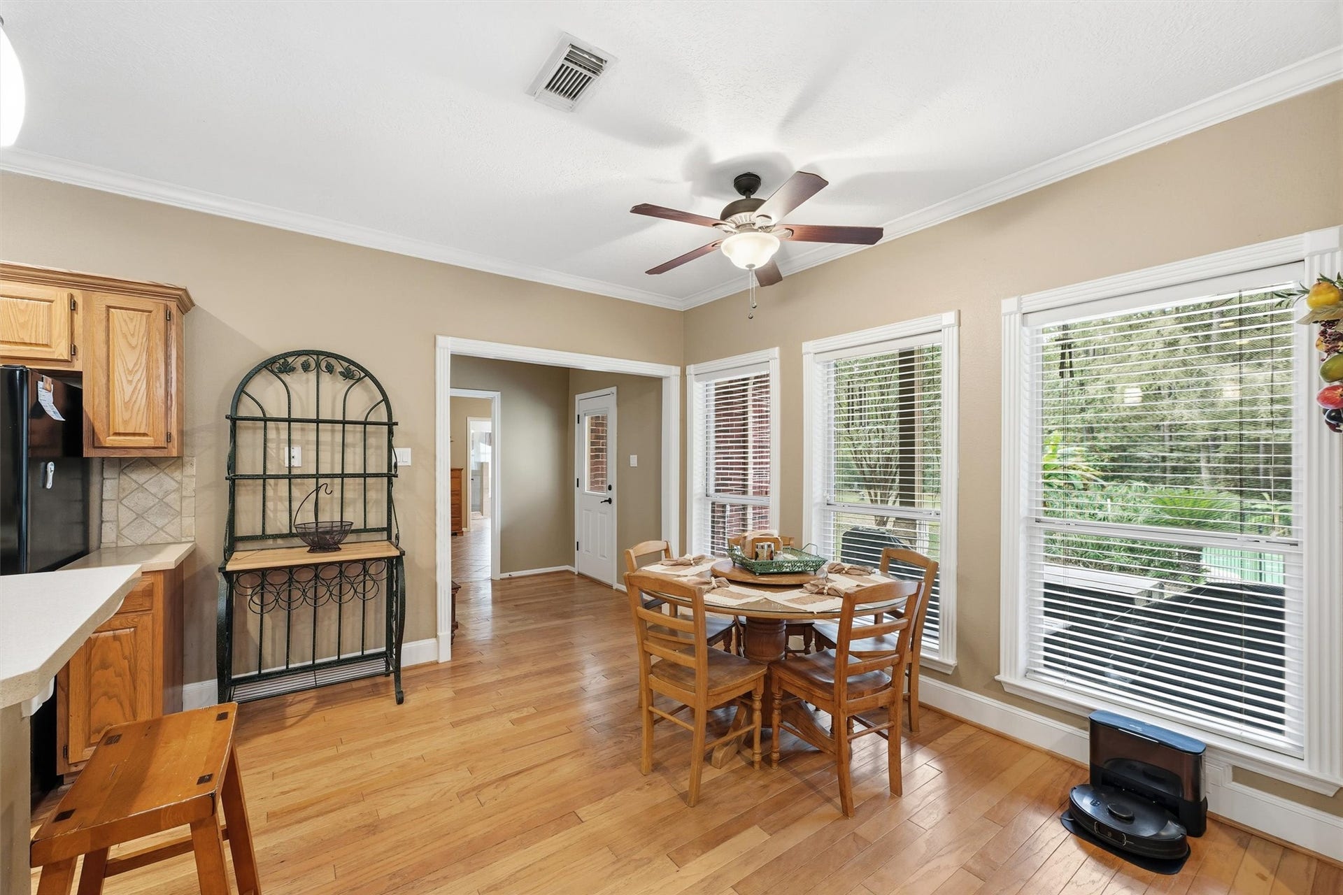 Bright and cheerful breakfast area offering plenty of room with a welcoming atmosphere to enjoy your morning coffee or everyday meals.