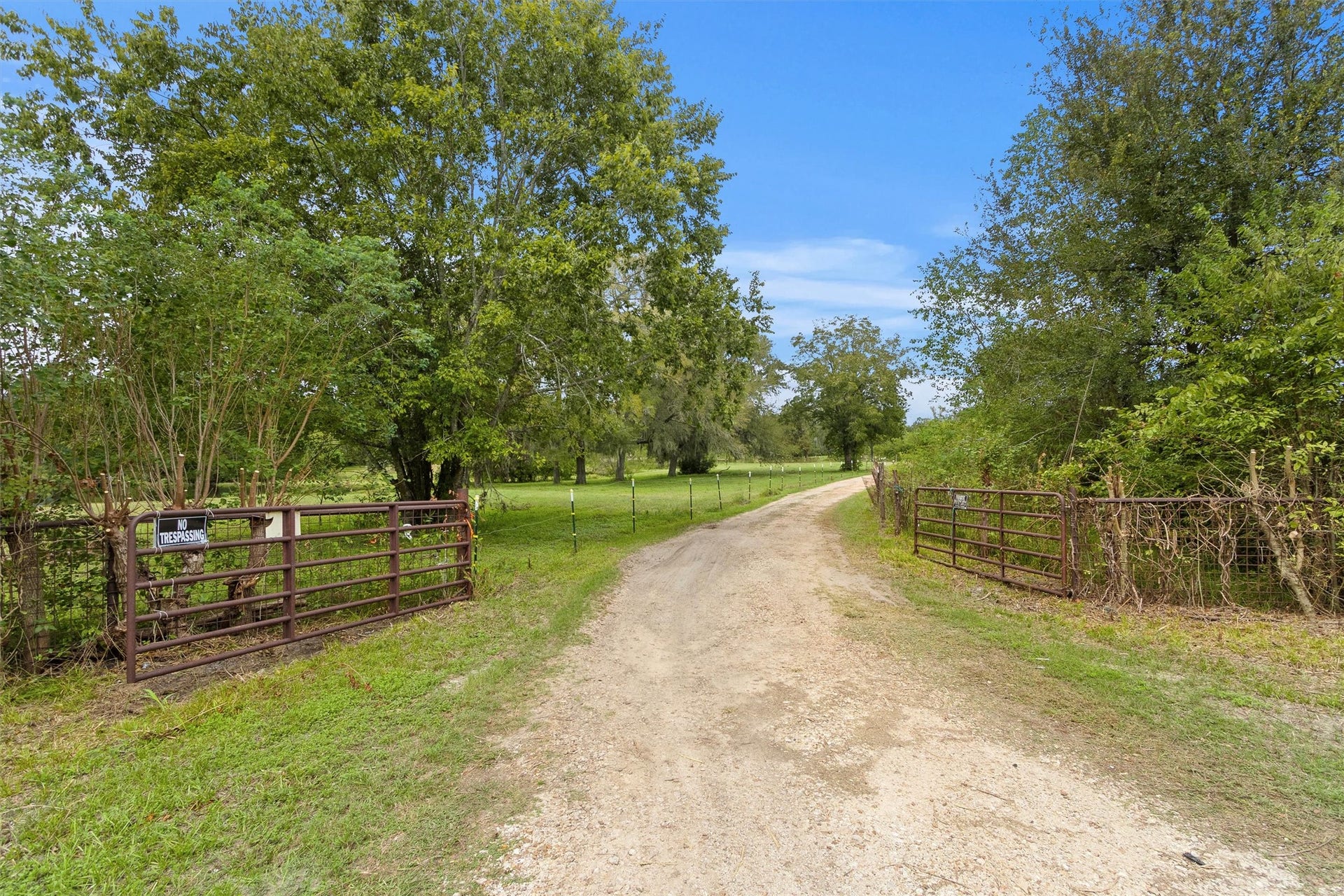 26962 Old Highway 105 W, Montgomery, TX 77316 Welcome to your new homesite! Envision a big gate with the name of your ranch or your name welcoming visitors