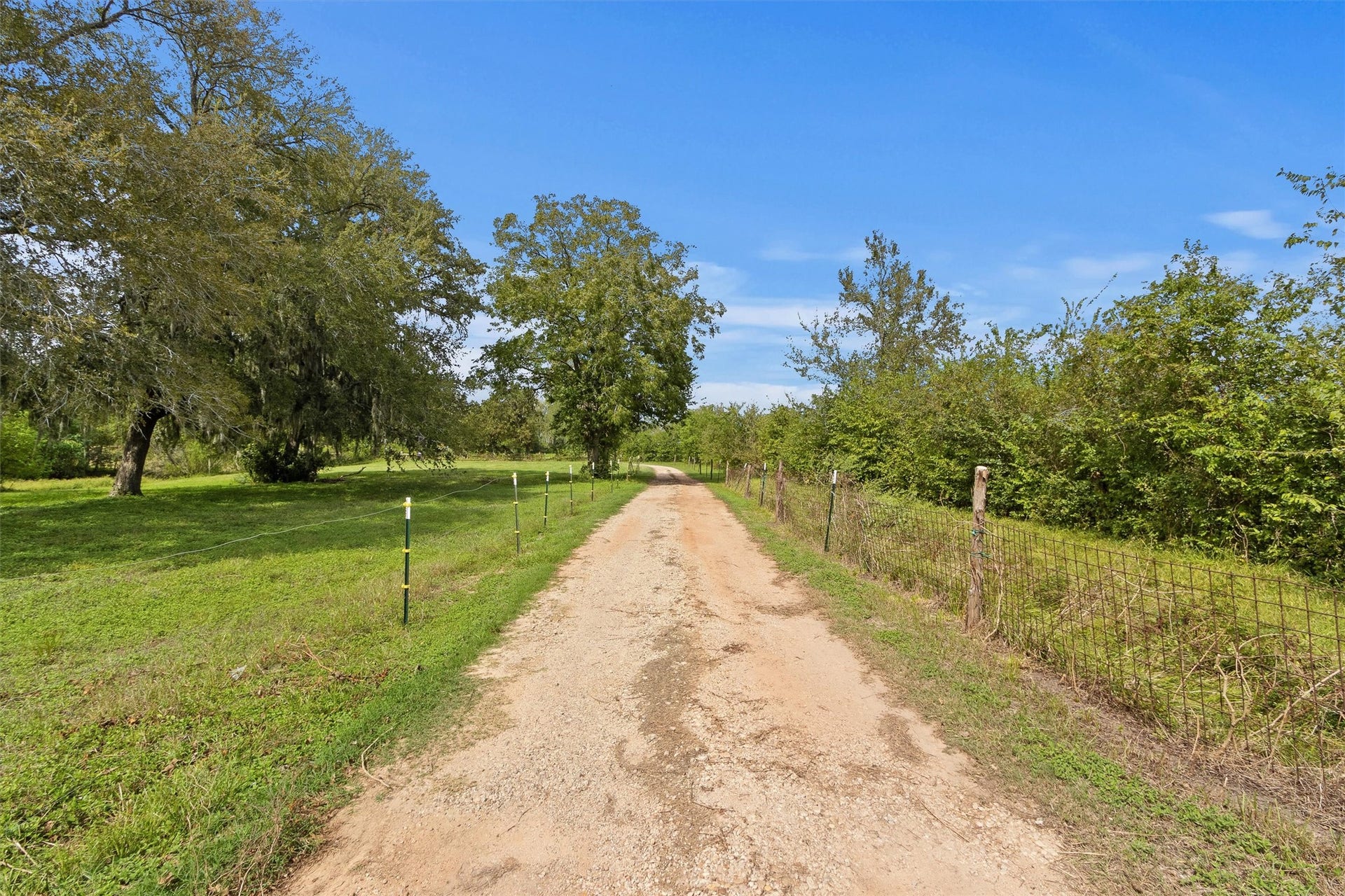 26962 Old Highway 105 W, Montgomery, TX 77316 Long driveway ensures privacy- house cannot be seen from the road
