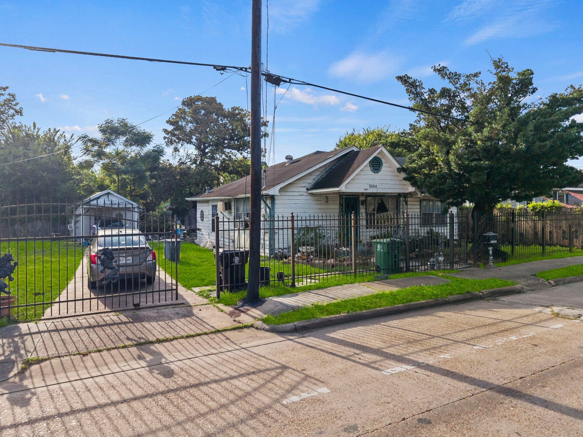 5604 Elysian Street, Houston, TX 77009 5604 Elysian Street, Houston, TX 77009